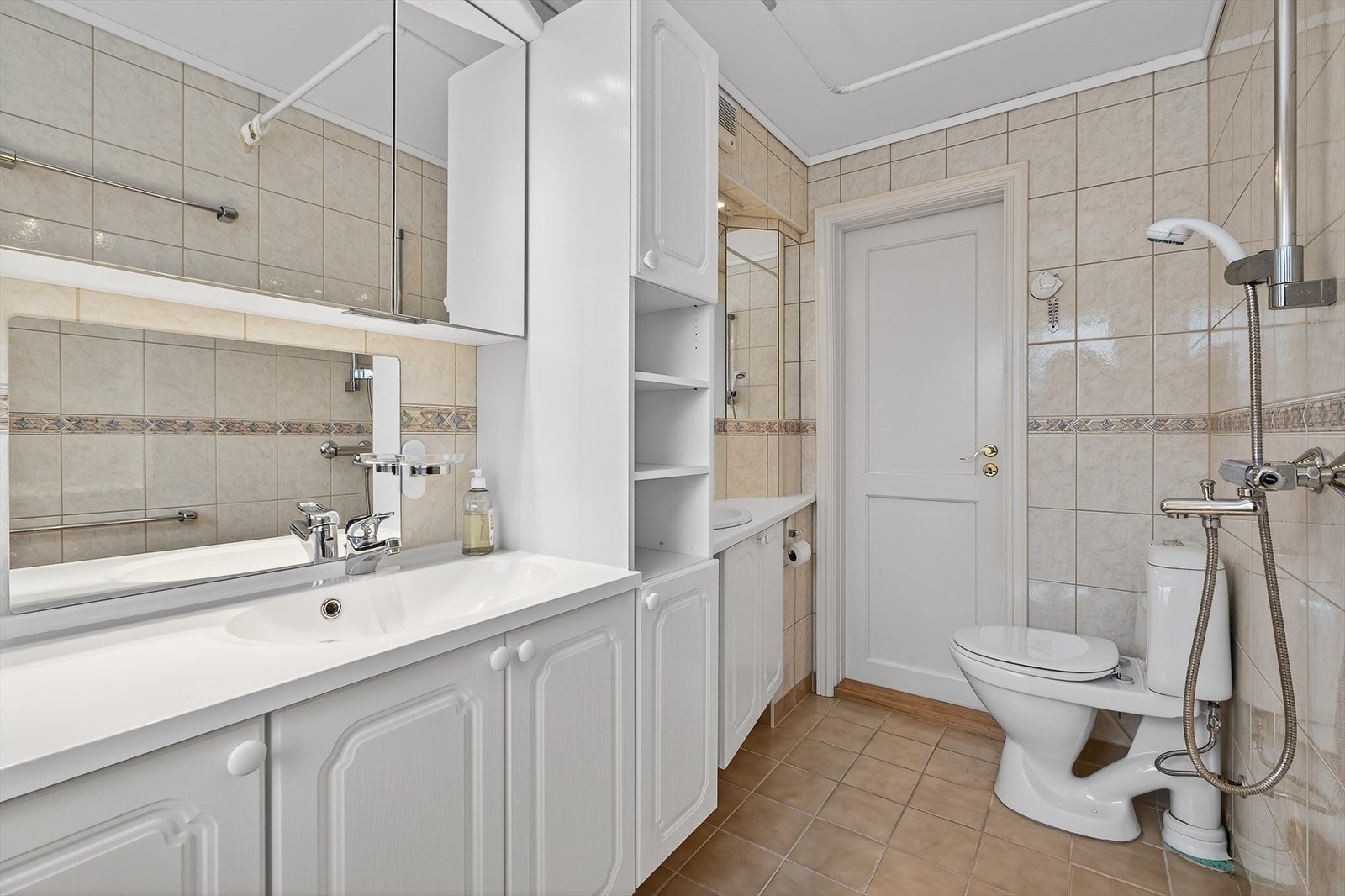 Ytterligere visning av badet som fremhever badets gode oppbevaringsmuligheter. Galleribilde