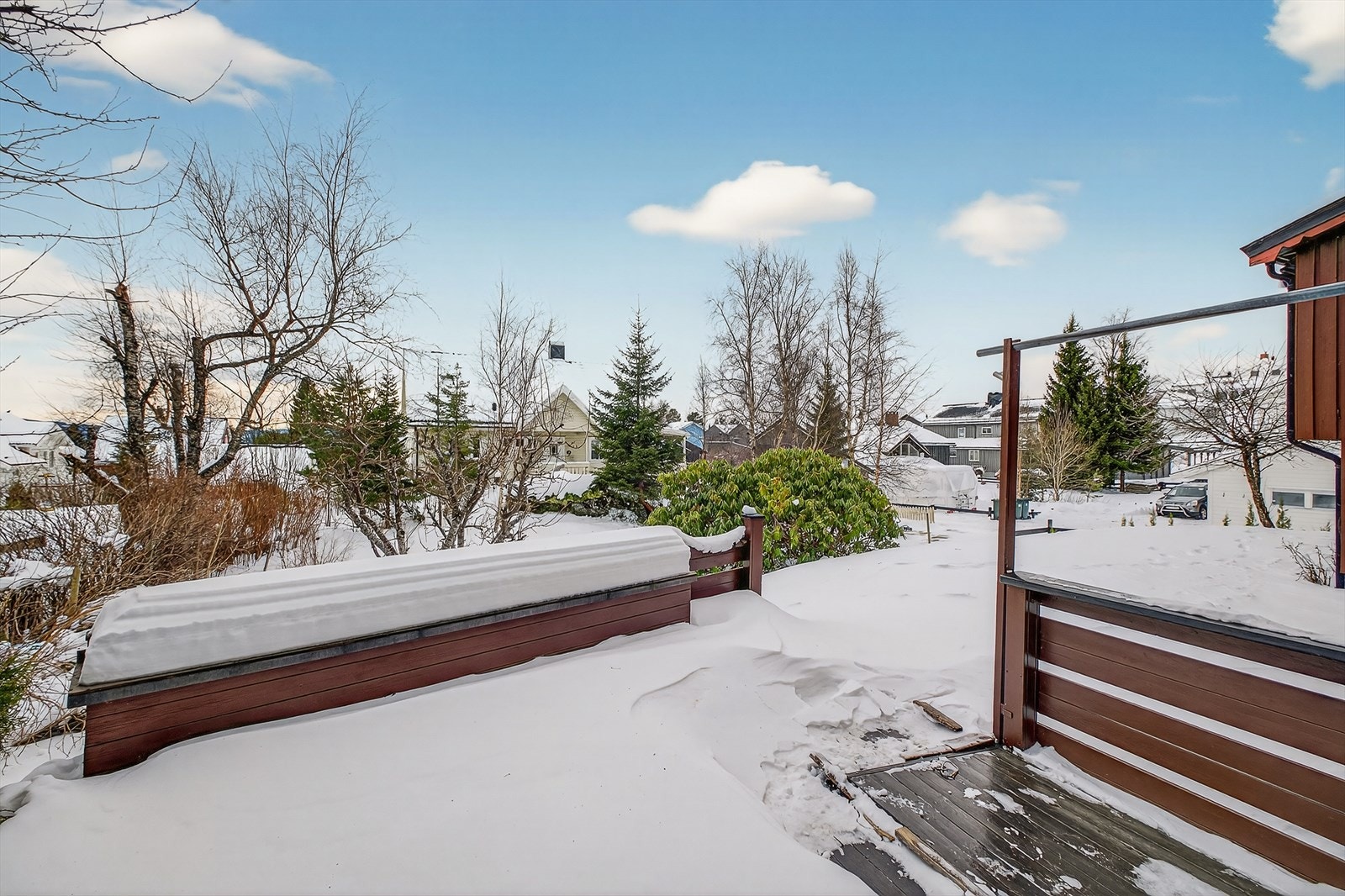Terrasse med god plass til utemøbler, perfekt for rolige stunder utendørs. Terrassen er oppmålt til 12 m². Galleribilde