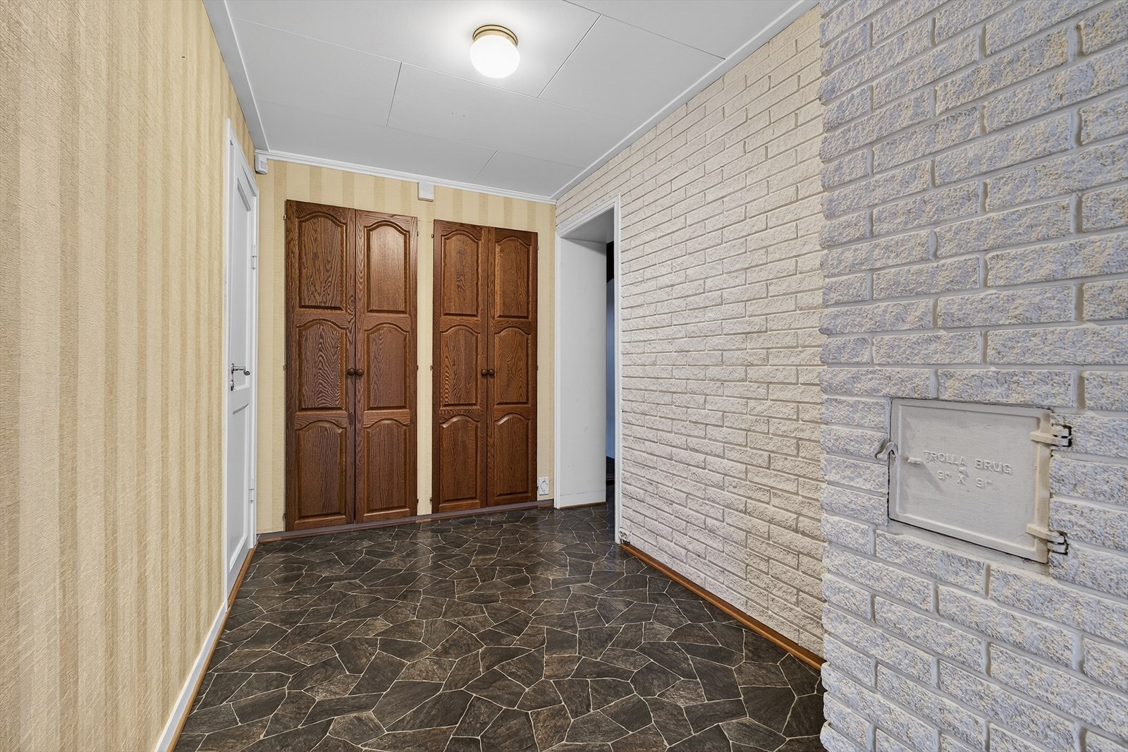 Gang med god skapplass som gir gode oppbevaringsmuligheter. Gangen er oppmålt til 8 m². Galleribilde