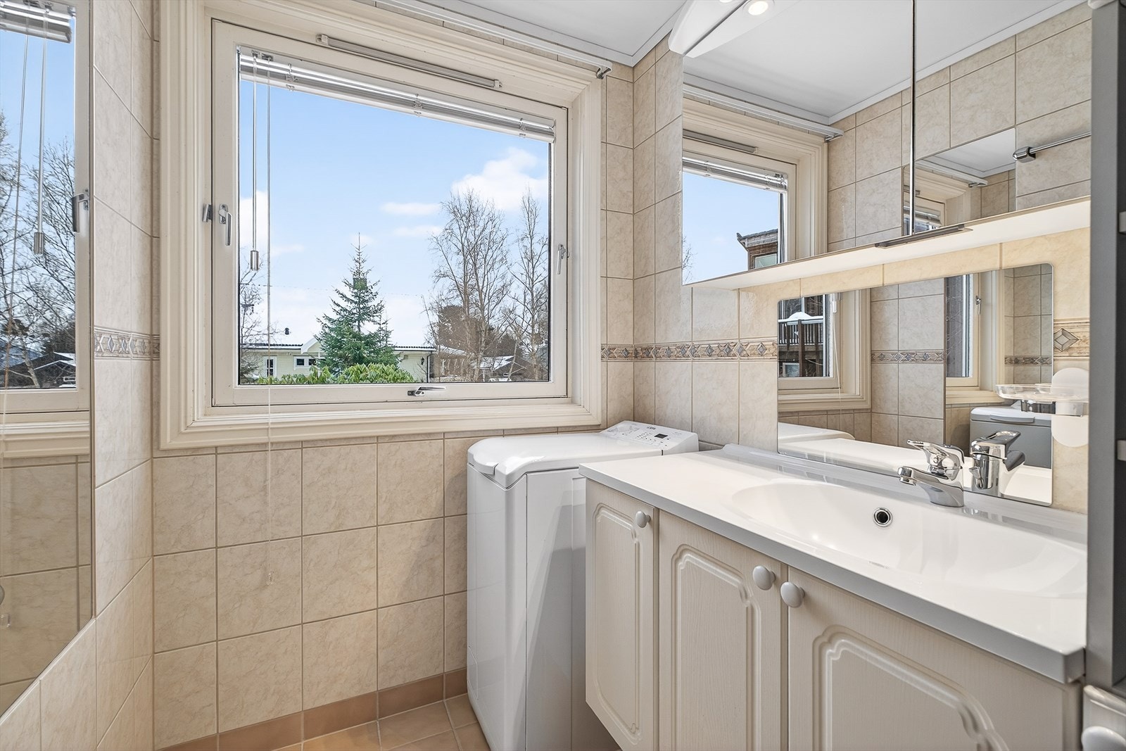 Badet har gode oppbevaringsmuligheter med skapplass over og under servanten. Galleribilde