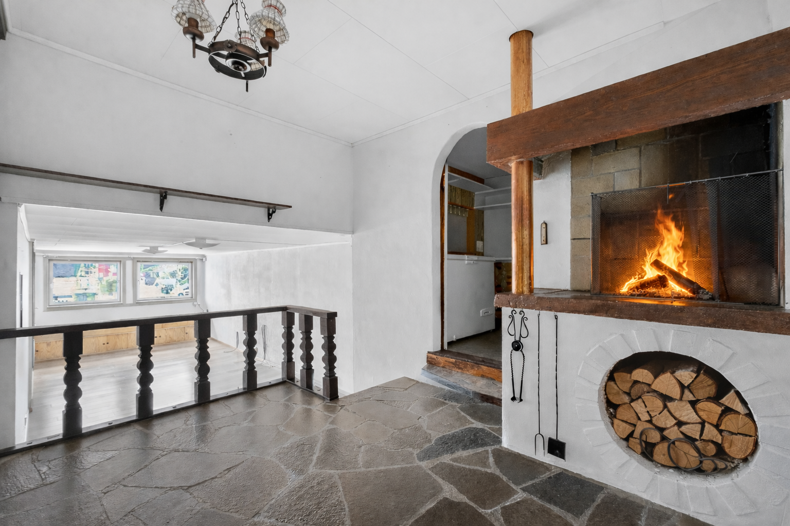 Boligens peisstue på ca. 8 m² knytter stue nummer to og bod (te-kjøkken) sømløst sammen. Galleribilde