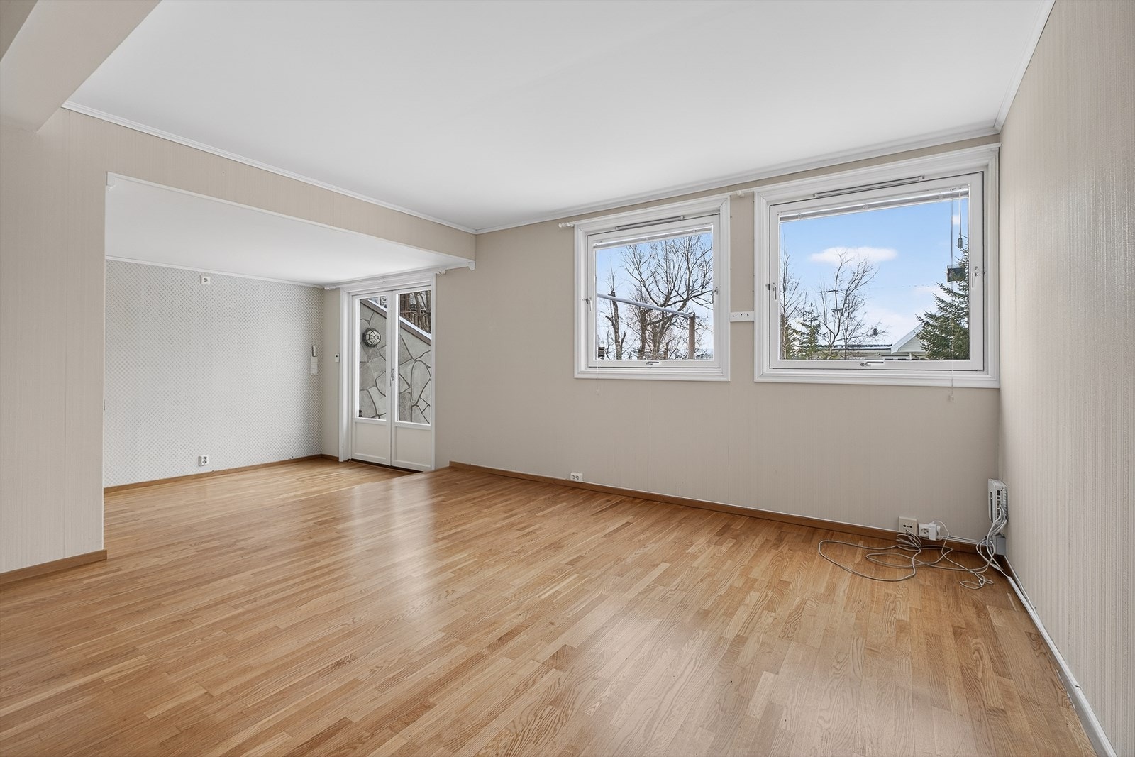 Stuen er på 20 m² og byr på både gode lysforhold og en fleksibel planløsning - et ideelt utgangspunkt for modernisering. Galleribilde