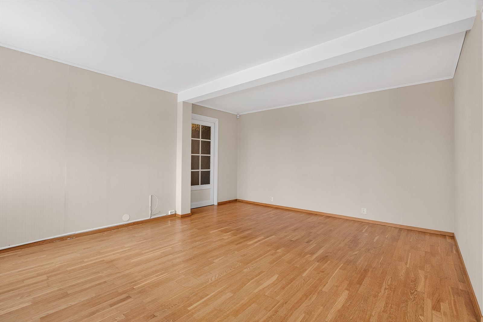 Store flater og god romfølelse gir mange muligheter for å skape et oppdatert oppholdsrom etter egen smak. Galleribilde