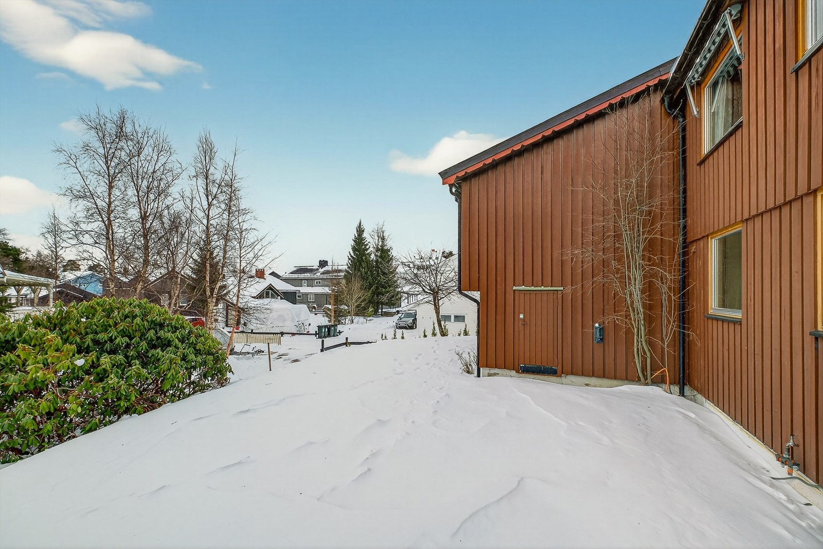 Egen hage som gir fine muligheter for både lek, beplantning og hyggelige uteområder. Galleribilde