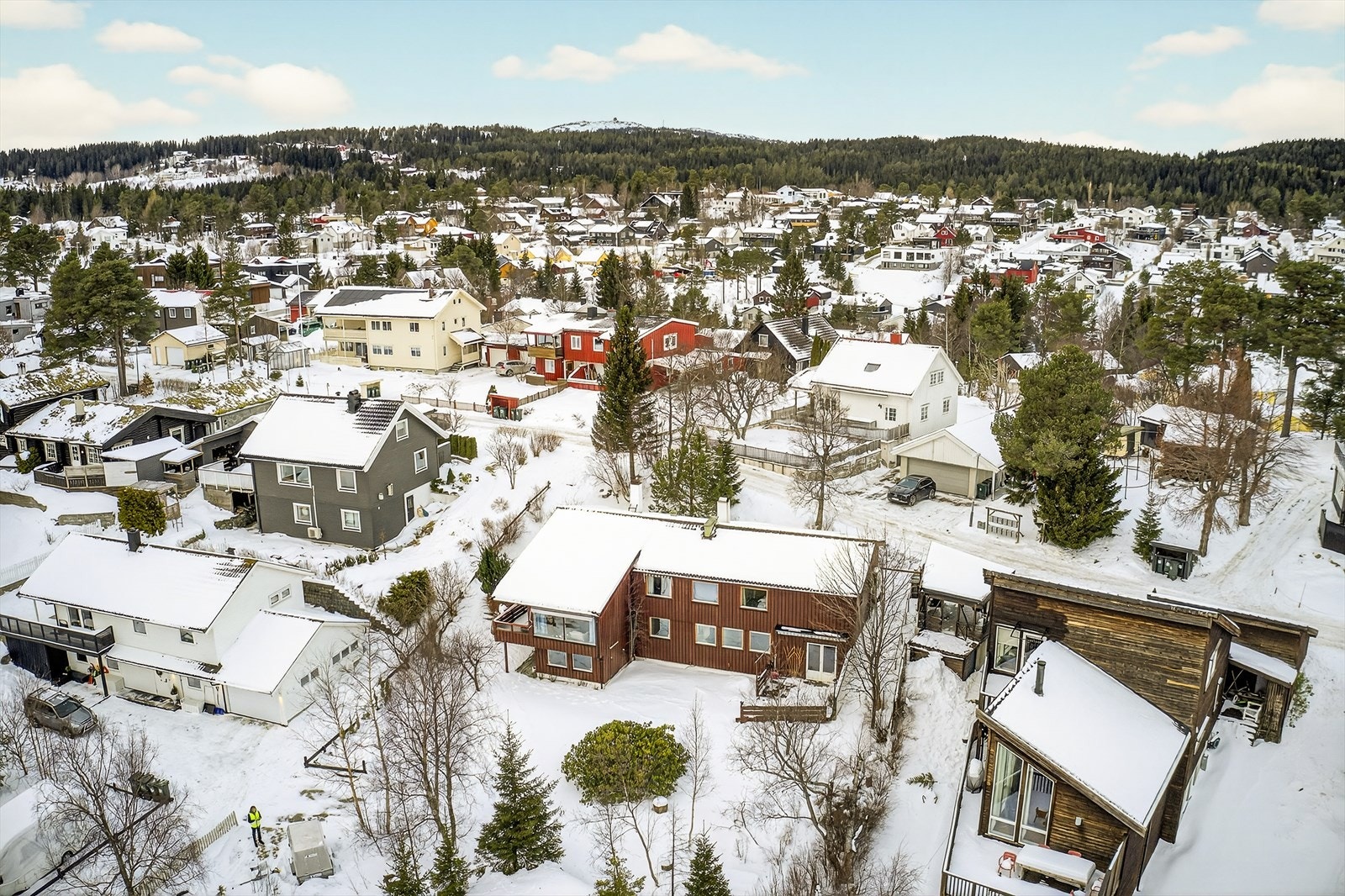 Dronebilde som viser den attraktive beliggenheten på Ugla, med kort vei til marka. Galleribilde