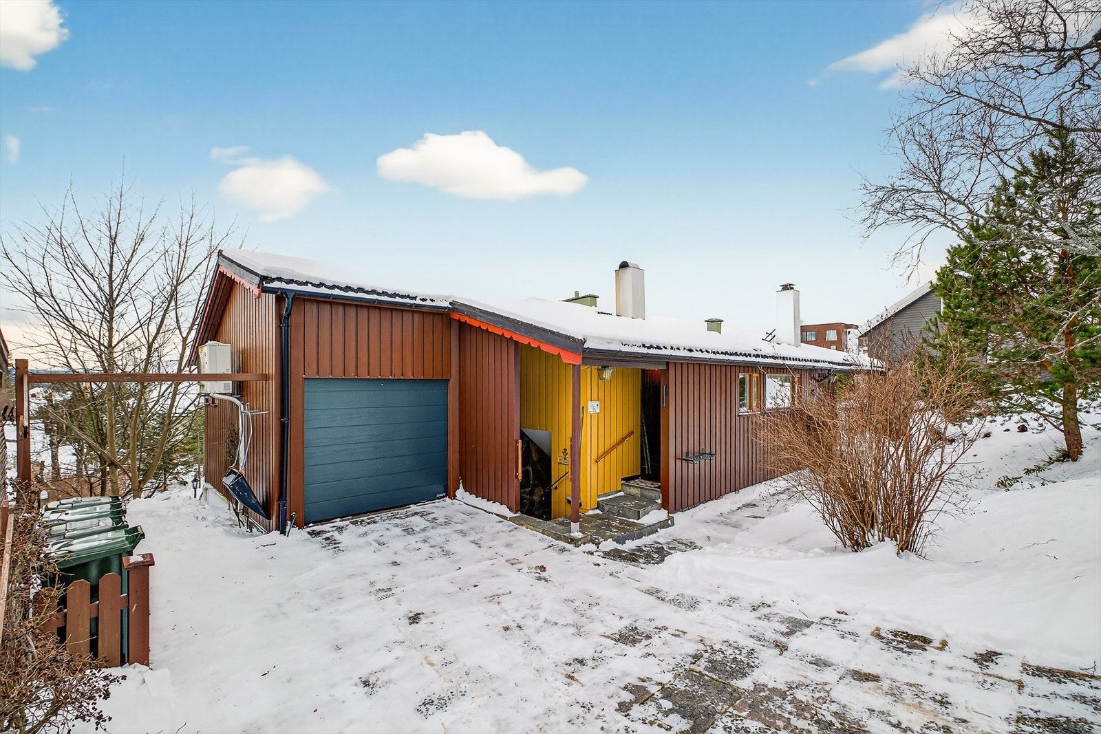 Fasade med parkering - det følger oppstillingsplasser til boligen. Galleribilde