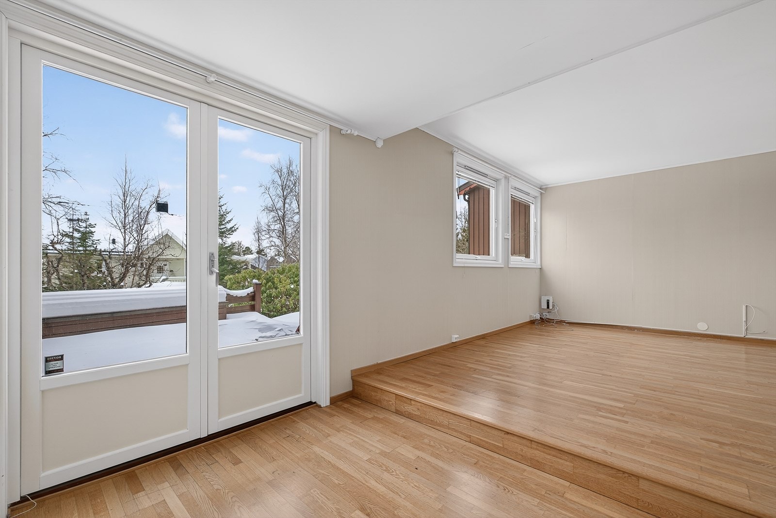 Utgang fra kjøkkenet til veranda og hage - en praktisk løsning for hverdagsbruk og sommerhalvåret. Galleribilde