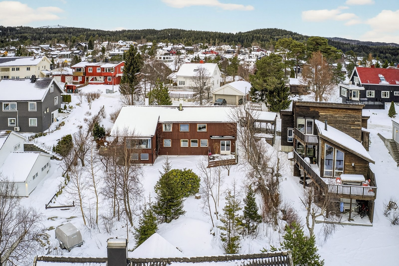 En ettertraktet beliggenhet på Byåsen som kombinerer naturnær ro med enkel tilgang til Trondheim sentrum. Galleribilde