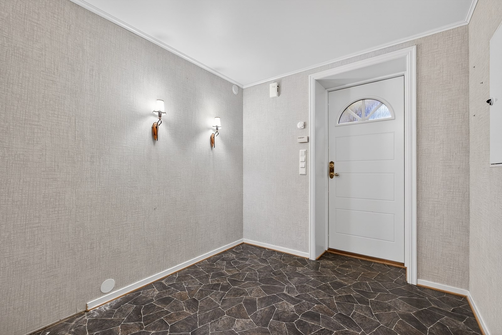 Entré på 8 m² - velkommen inn i boligen! Galleribilde