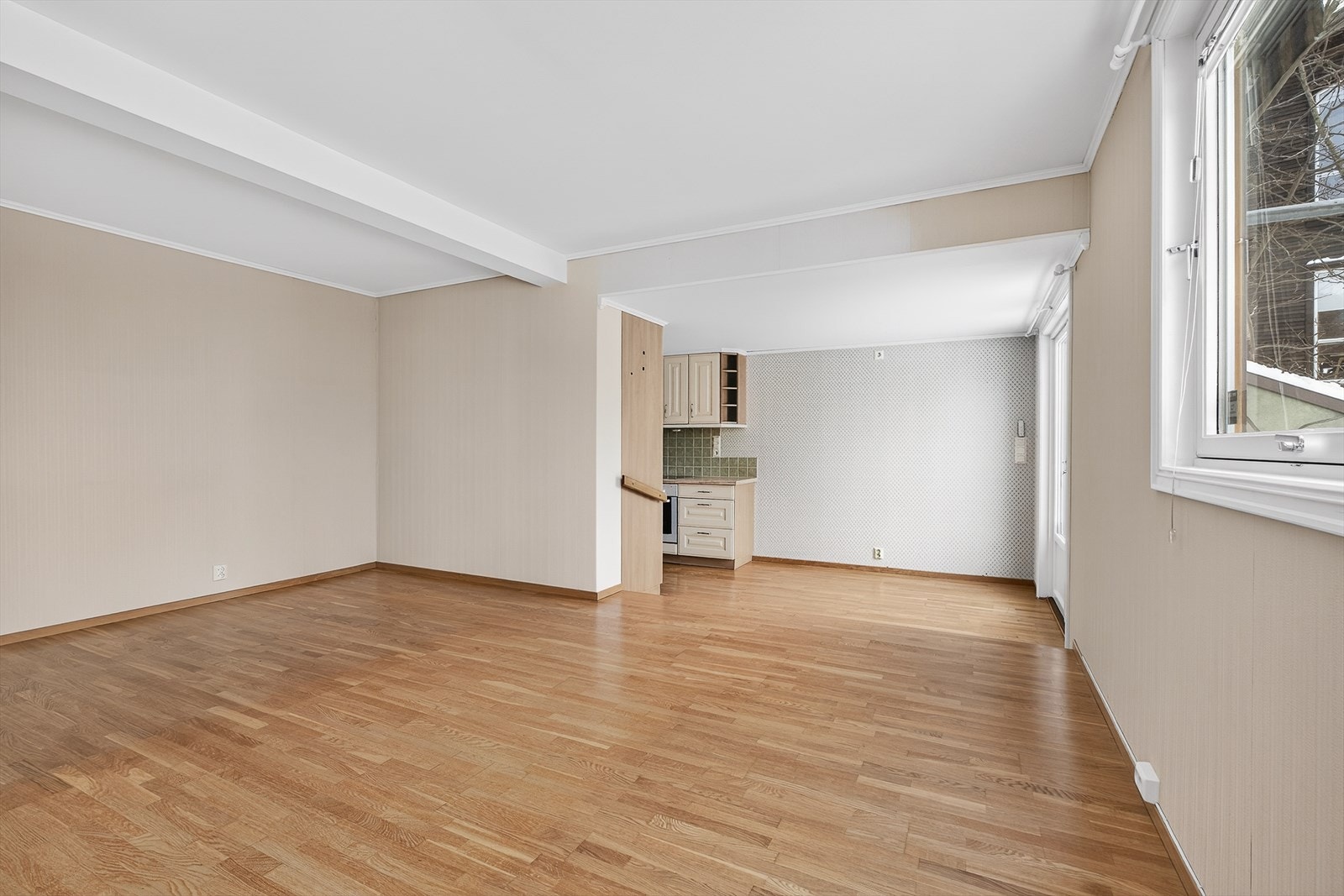 Stuen sett fra en annen vinkel, med tydelig fremheving av rommets størrelse. Galleribilde