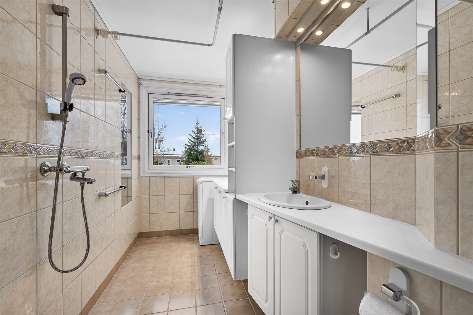 Boligens bad er på 4,3 m², med potensial for modernisering. Galleribilde