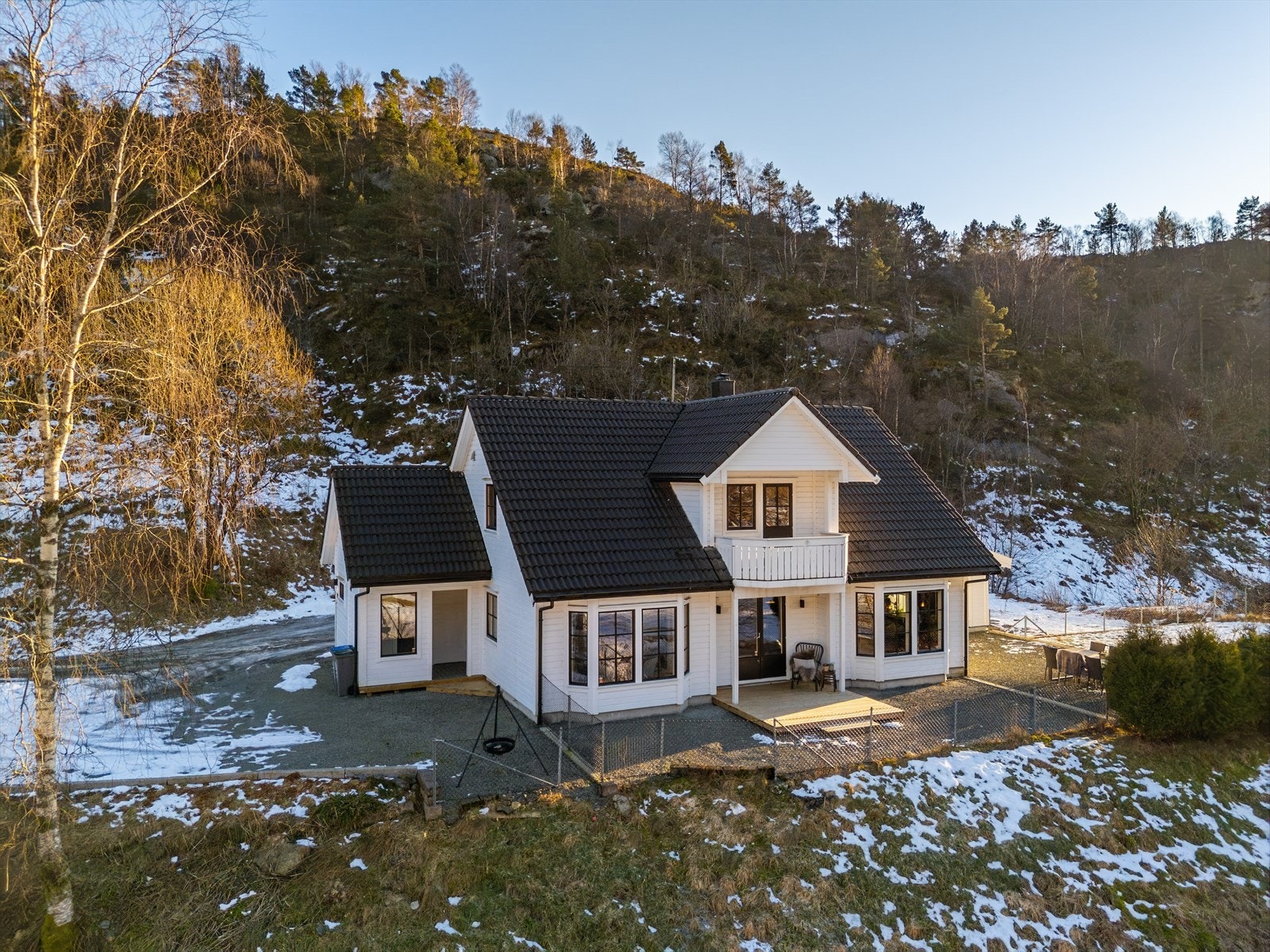 - Eiendommen har en tilbaketrukket, naturskjønn beliggenhet i et rolig boligområde. Det er samtidig kort vei til skoler, barnehager, servicetilbud og turmuligheter - Galleribilde