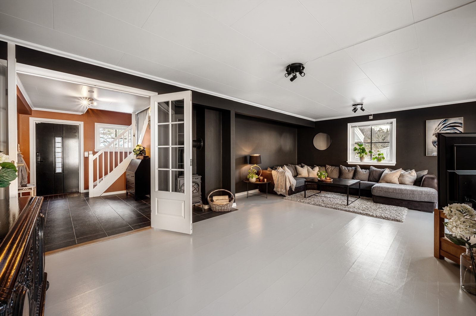 - Hovedetasjen måler 95 m² og inneholder entré inkl. trapp/bod, stue, kjøkken, soverom, bad, vaskerom og bod - Galleribilde