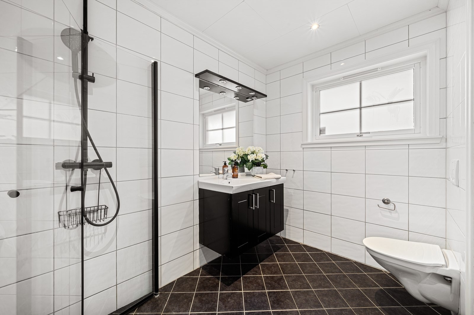 - Helfliset bad på 4,6 m² med regnfallsdusj og innfellbare dusjdører - Galleribilde