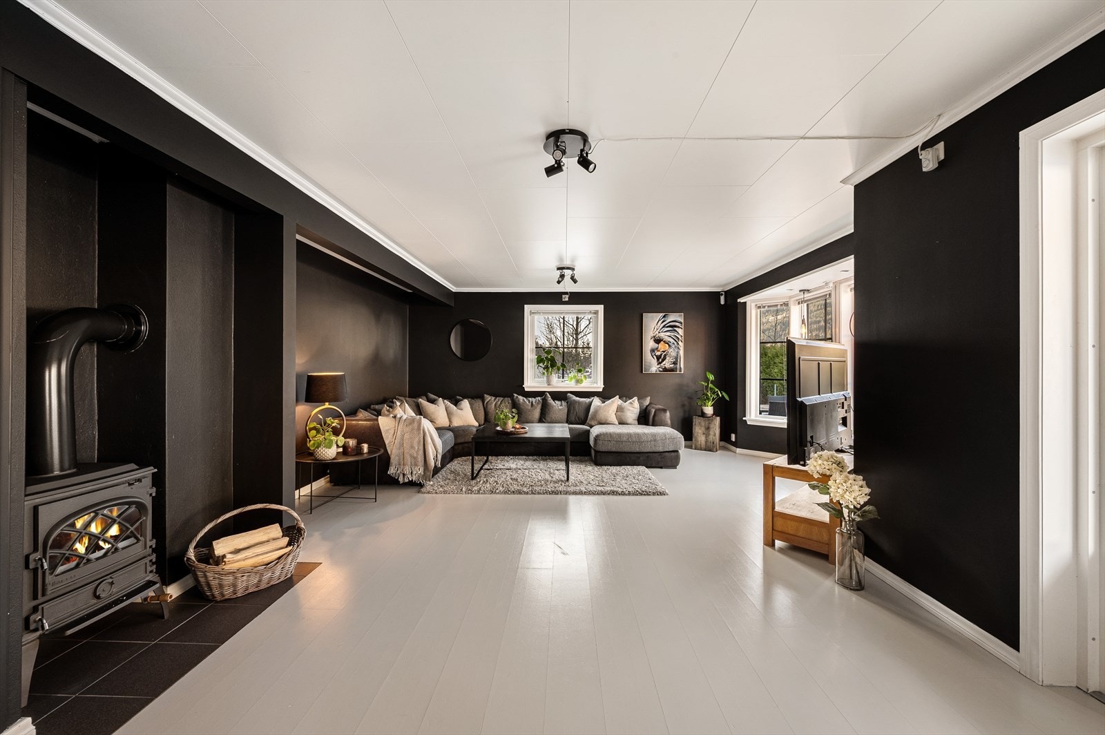 - Innbydende og familievennlig enebolig over to plan med fire soverom, to bad og hagestue - Galleribilde