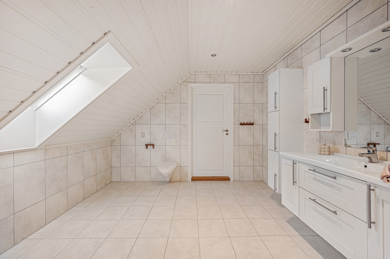 - Badet har god oppbevaringsplass til kosmetikk, håndklær m.m - Galleribilde