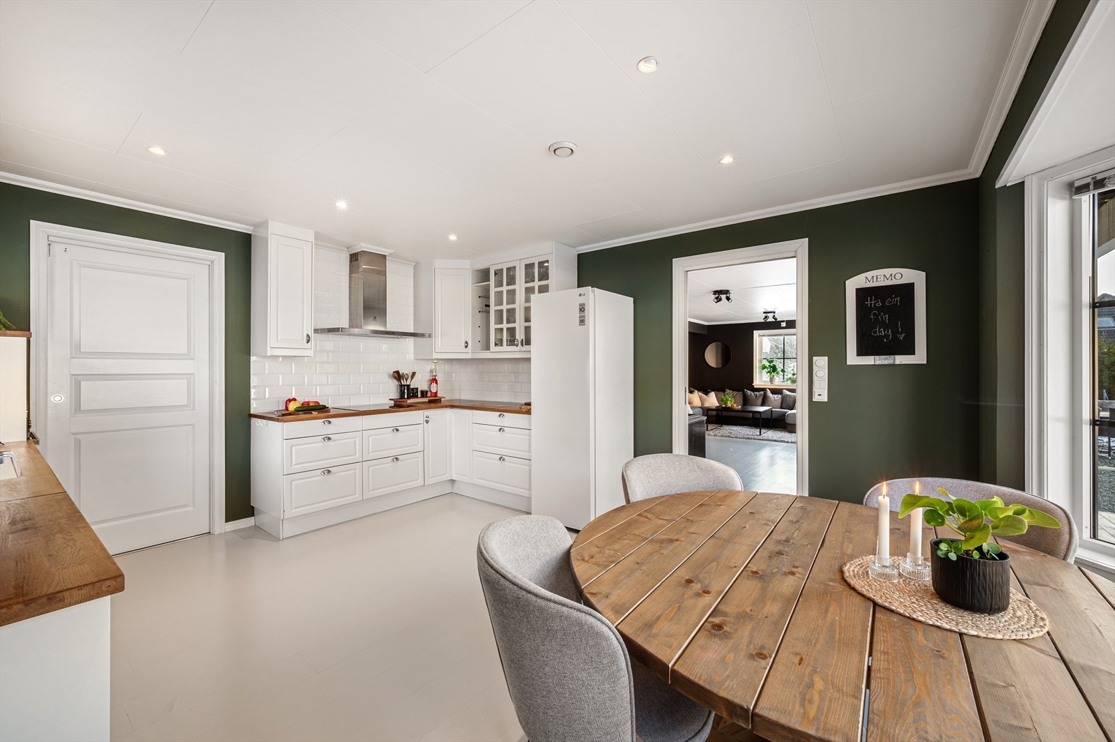 - Praktiske fliser over benkeplaten gjør kjøkkenet enkelt å vedlikeholde og holde rent - Galleribilde