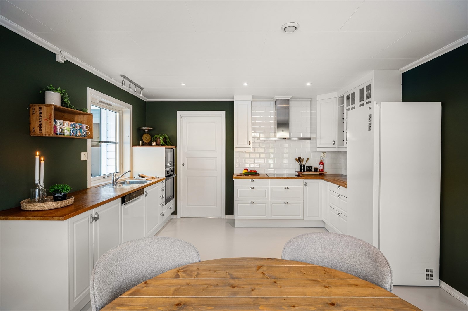 - Lys kjøkkeninnredning fra Norema med hvite fronter og benkeplate i heltre - Galleribilde