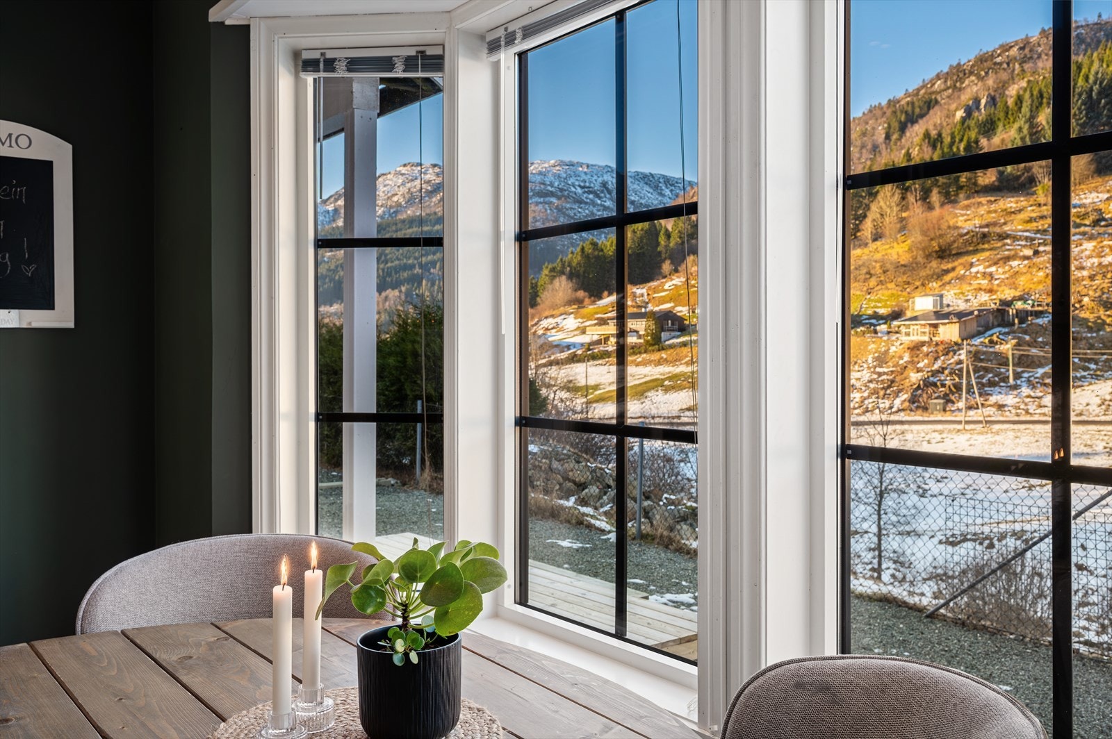 - Start dagen med en varm kopp kaffe og landlig utsikt - Galleribilde