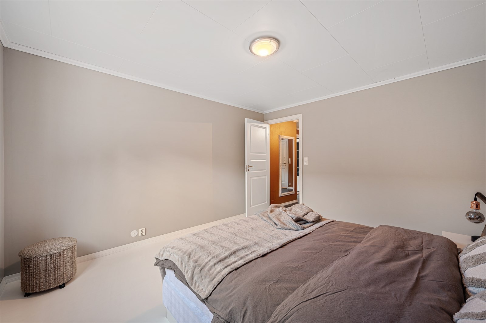 - Det er rikelig med plass til dobbeltseng og ønsket garderobeløsning - Galleribilde