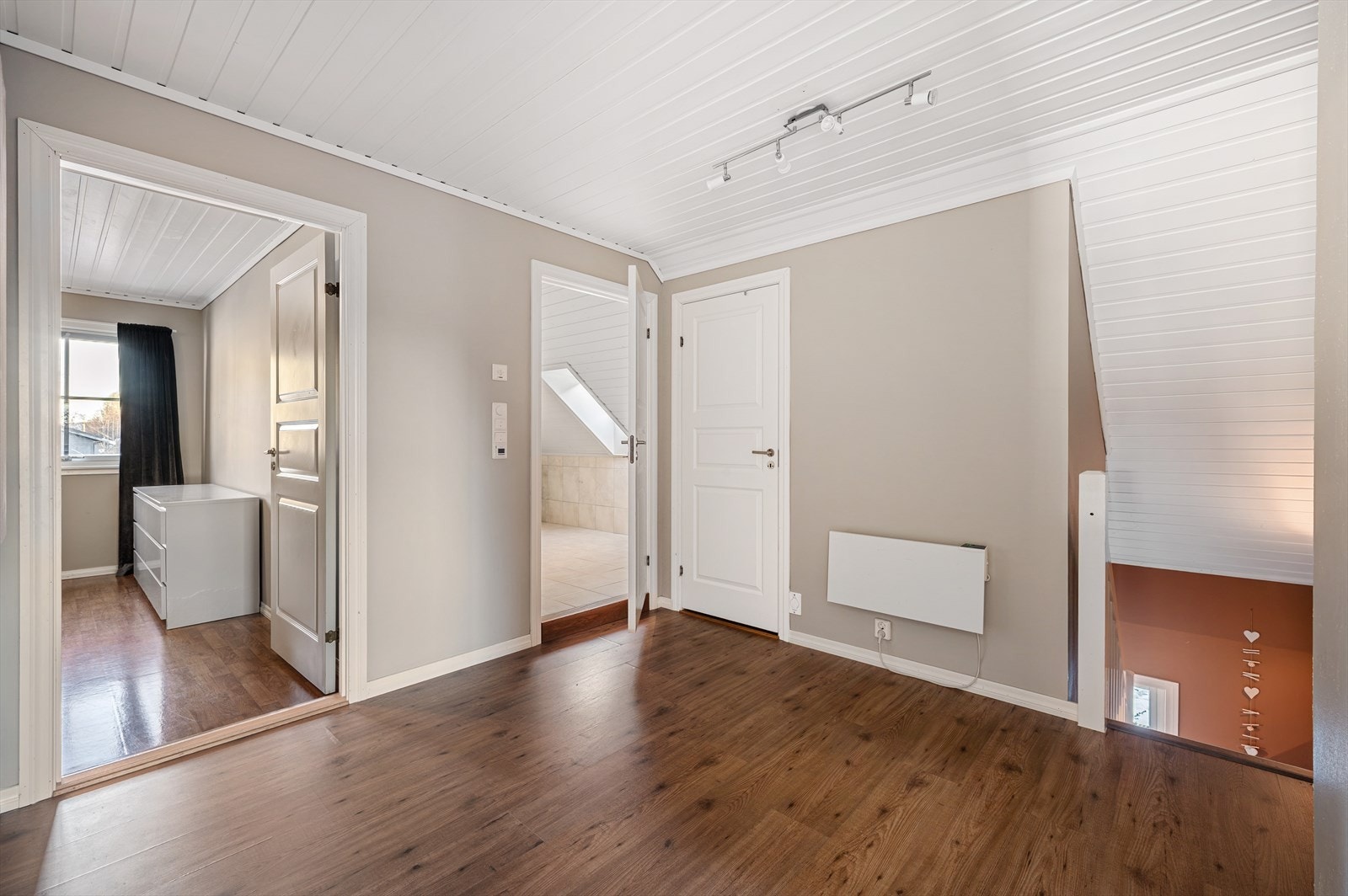 - Det første du møter er en lys mellomgang på 11,2 m² (inkl. trapp) - Galleribilde