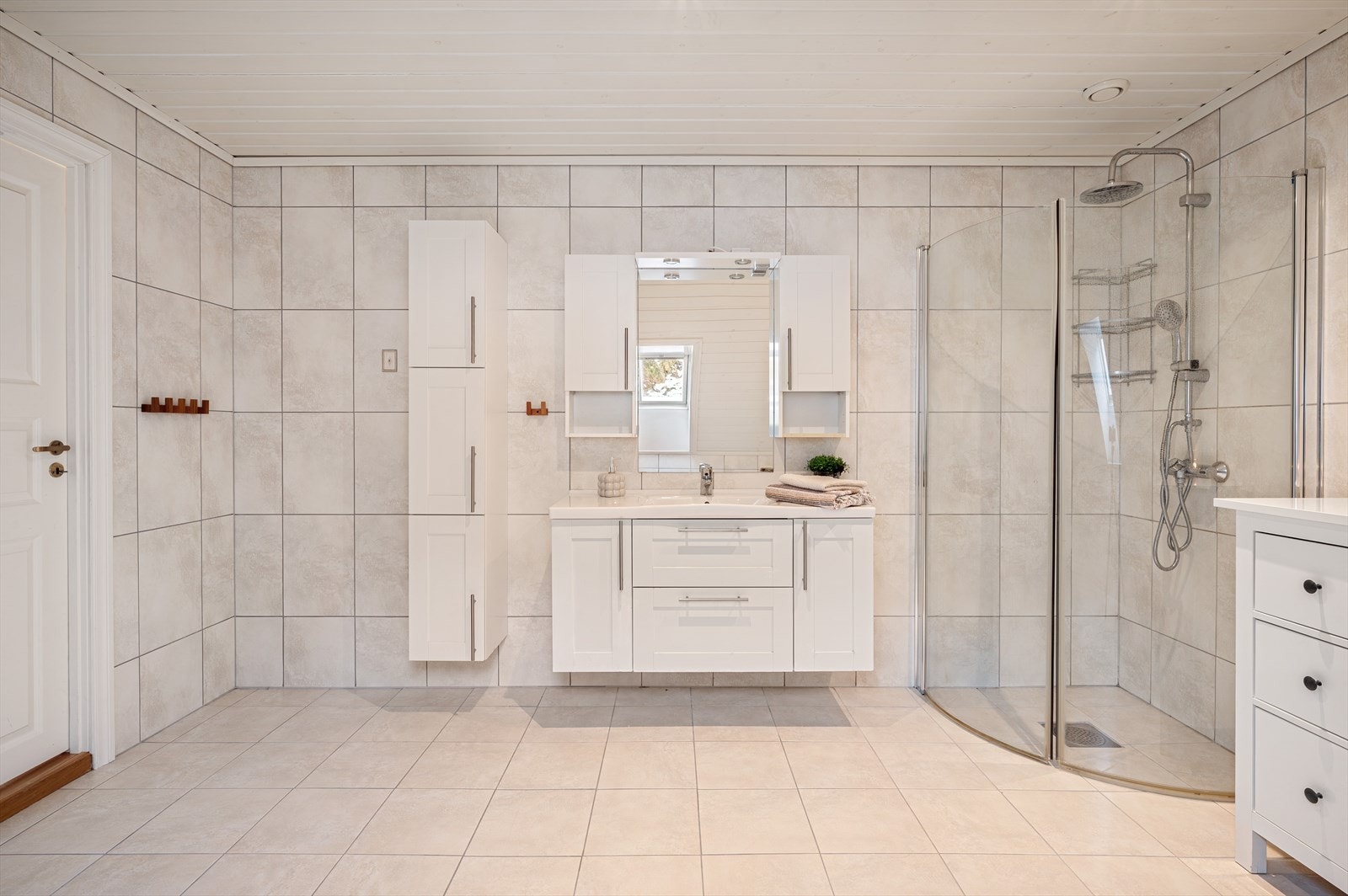 - Badet er helfliset og har et tidløst design - Galleribilde