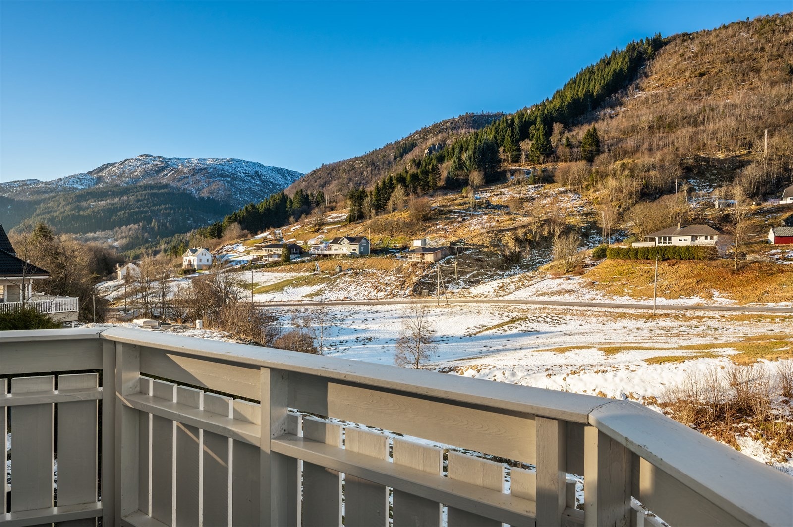 - Herlig utsikt mot fjell og nærområdet - Galleribilde