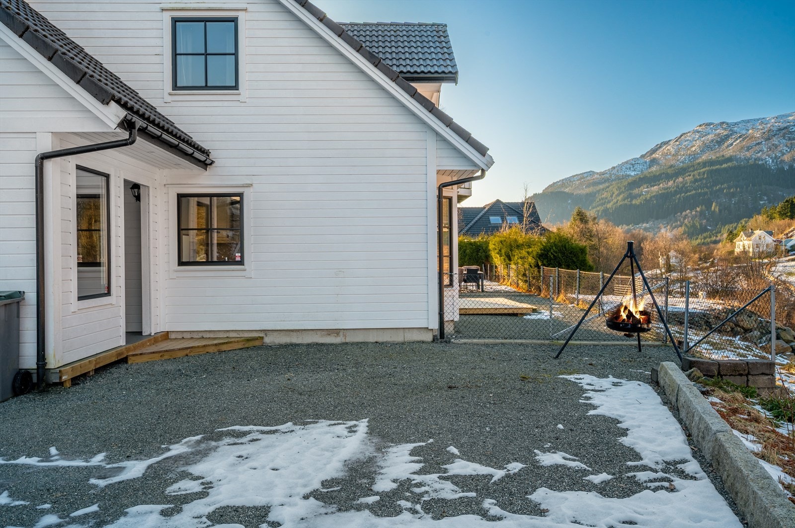 - Boligen har store og solrike utearealer - Galleribilde