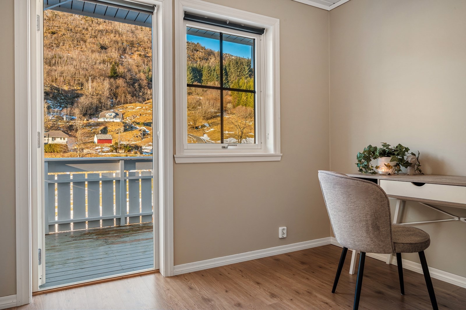 - Rommet har direkte adkomst til balkongen - Galleribilde