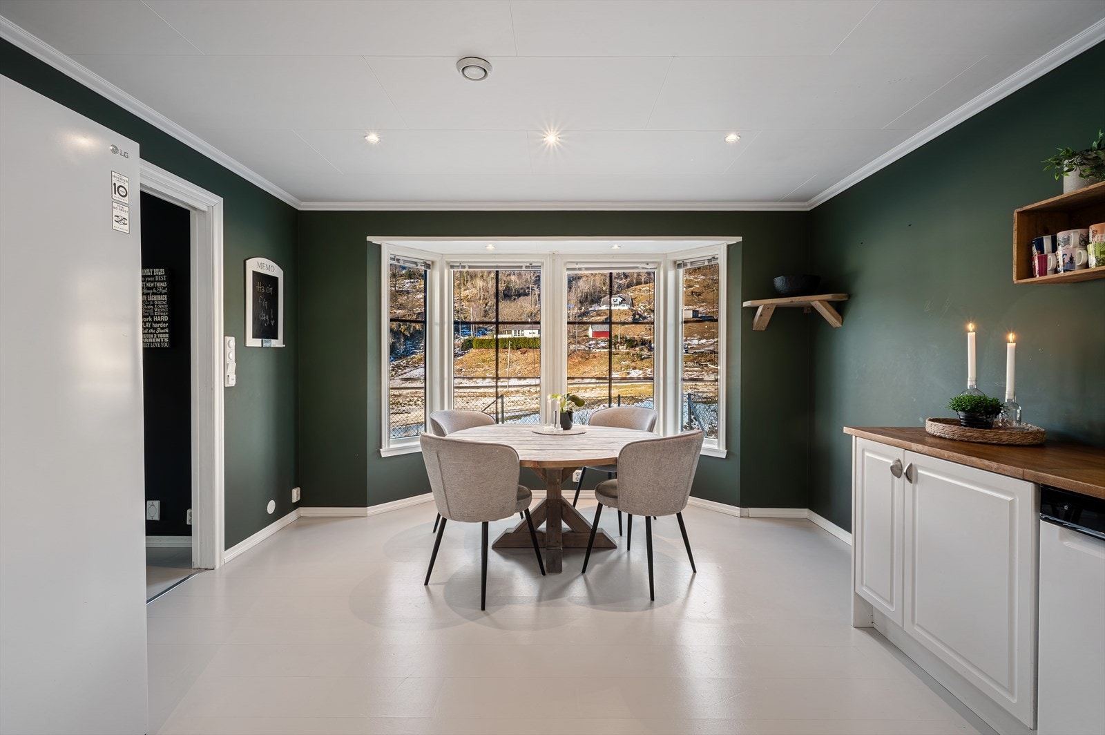 - Romslig kjøkken på 18,3 m² med god plass til ønsket spisegruppe - Galleribilde