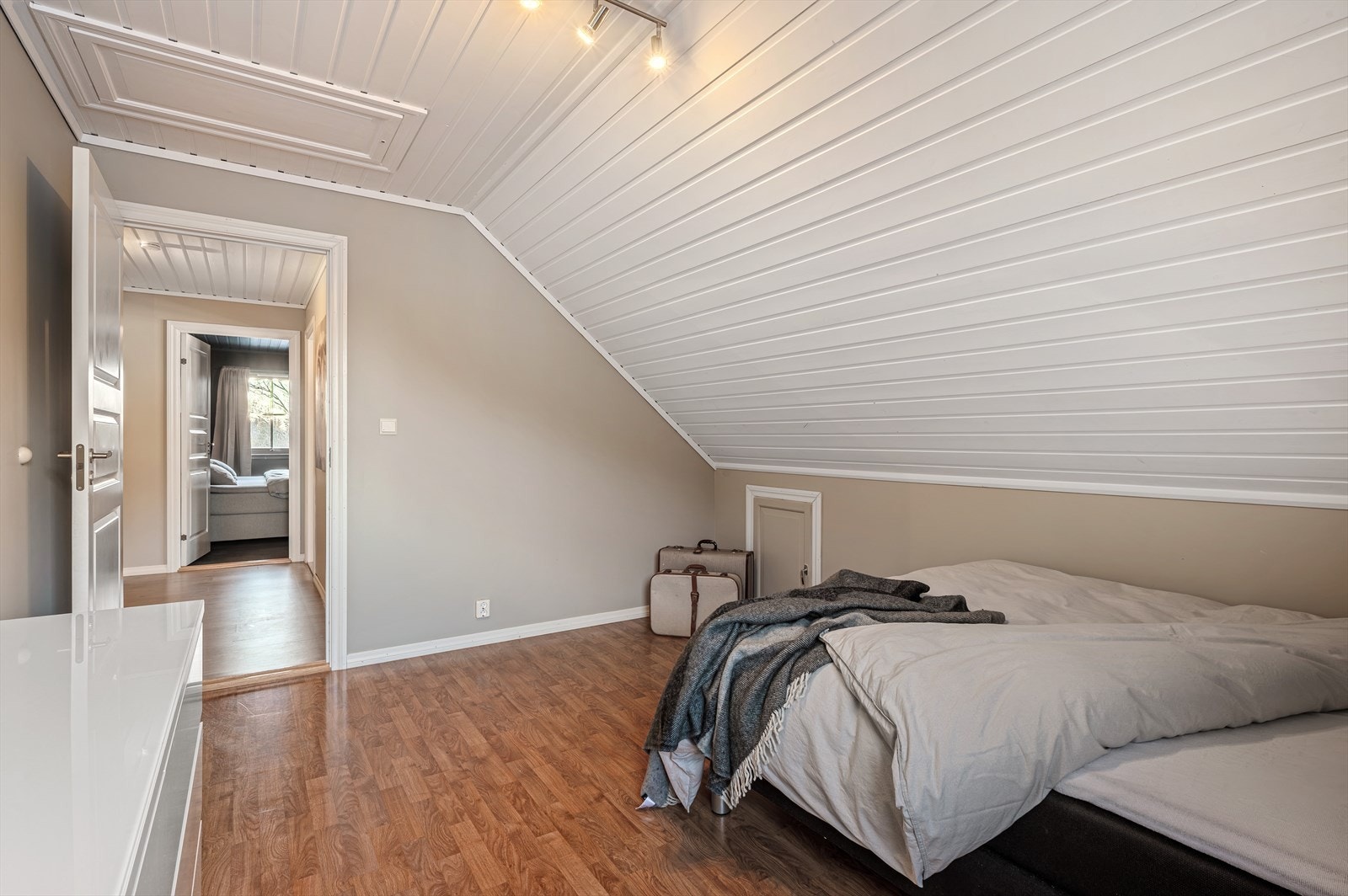 - Merk takluke til loft og dør til kneloft for ytterligere lagringsplass - Galleribilde