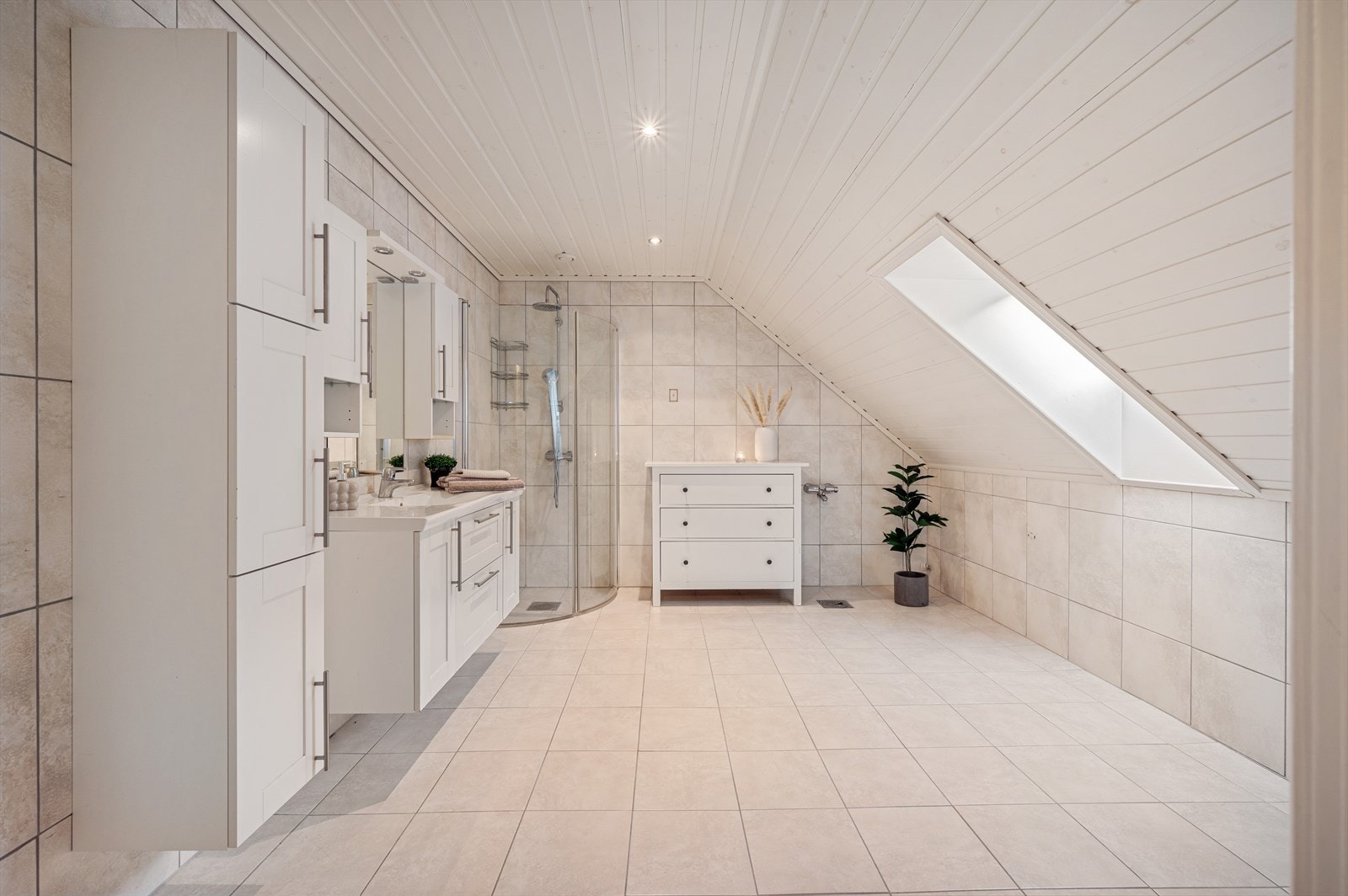 - Romslig bad på hele 10,2 m² - Galleribilde