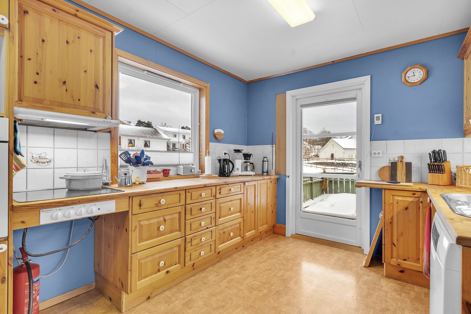 Kjøkkenet har utgang til veranda med morgensol. Galleribilde