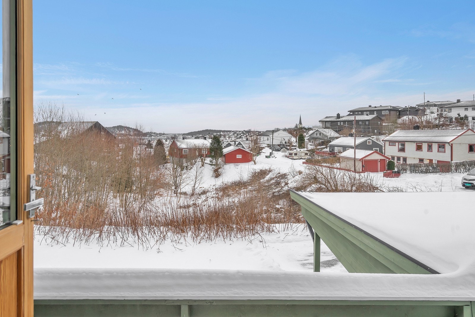 Veranda med utsikt og noe sjøgløtt. Eier har fått tillatelse fra kommunen til å fjerne enkelte trær på nabotomt. Galleribilde