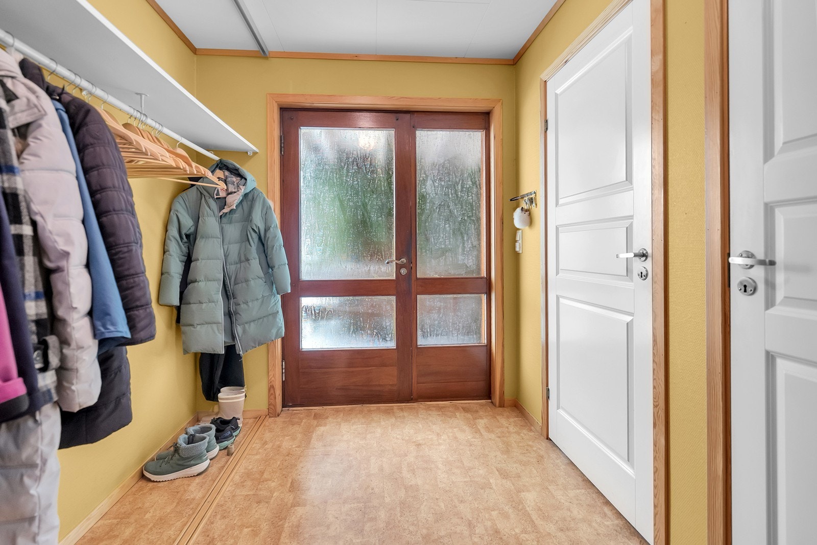 Entré med adkomst til toalettrom og bod. Galleribilde