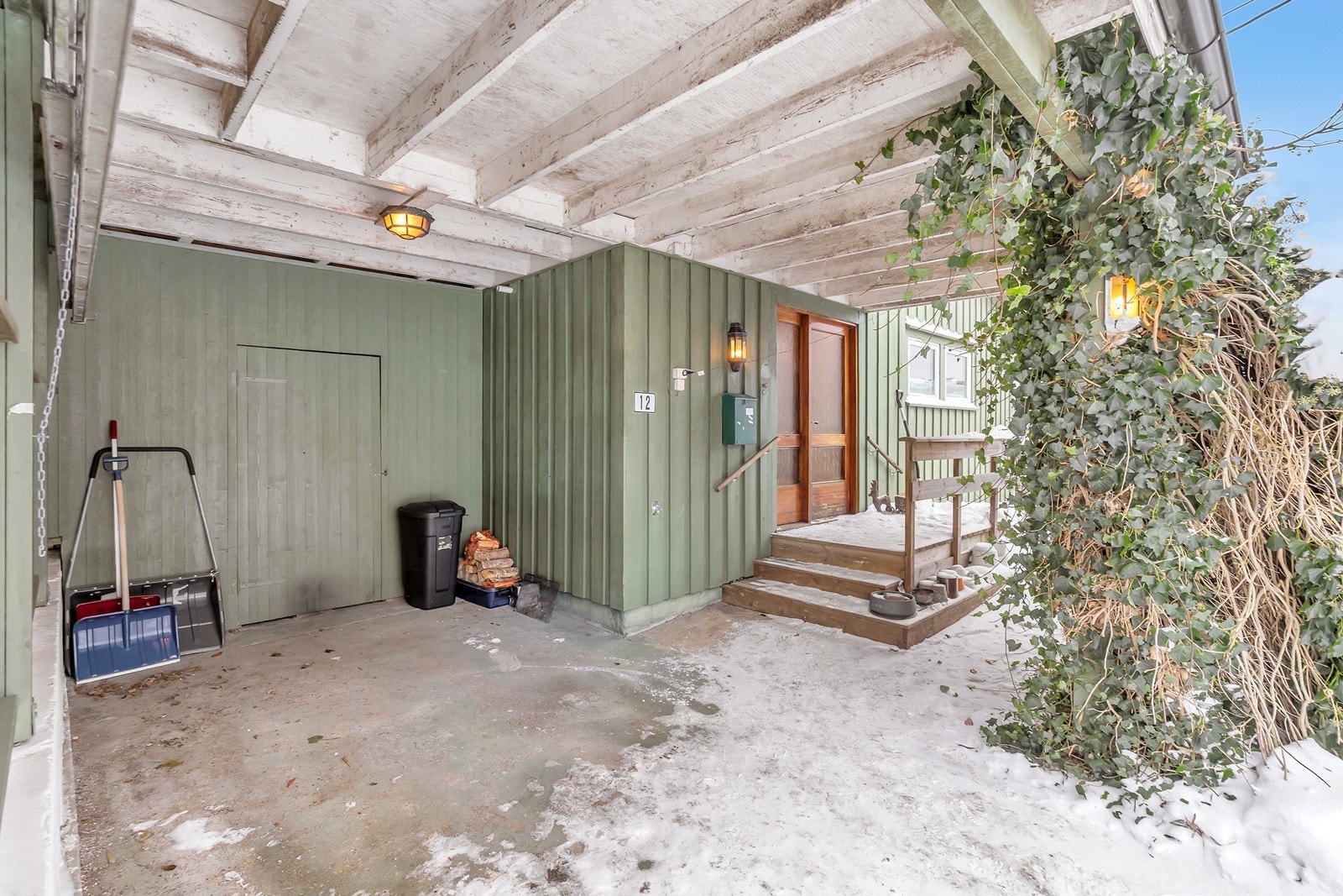 Overbygd inngangsparti med carport og praktisk bod i bakkant. Galleribilde