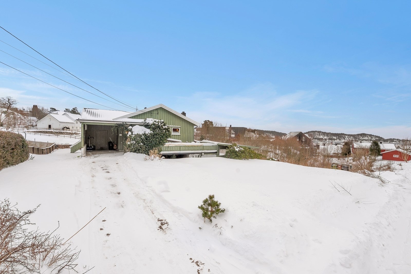 Eiendommen har en luftig beliggenhet med utsikt og grenser mot friområde. Galleribilde