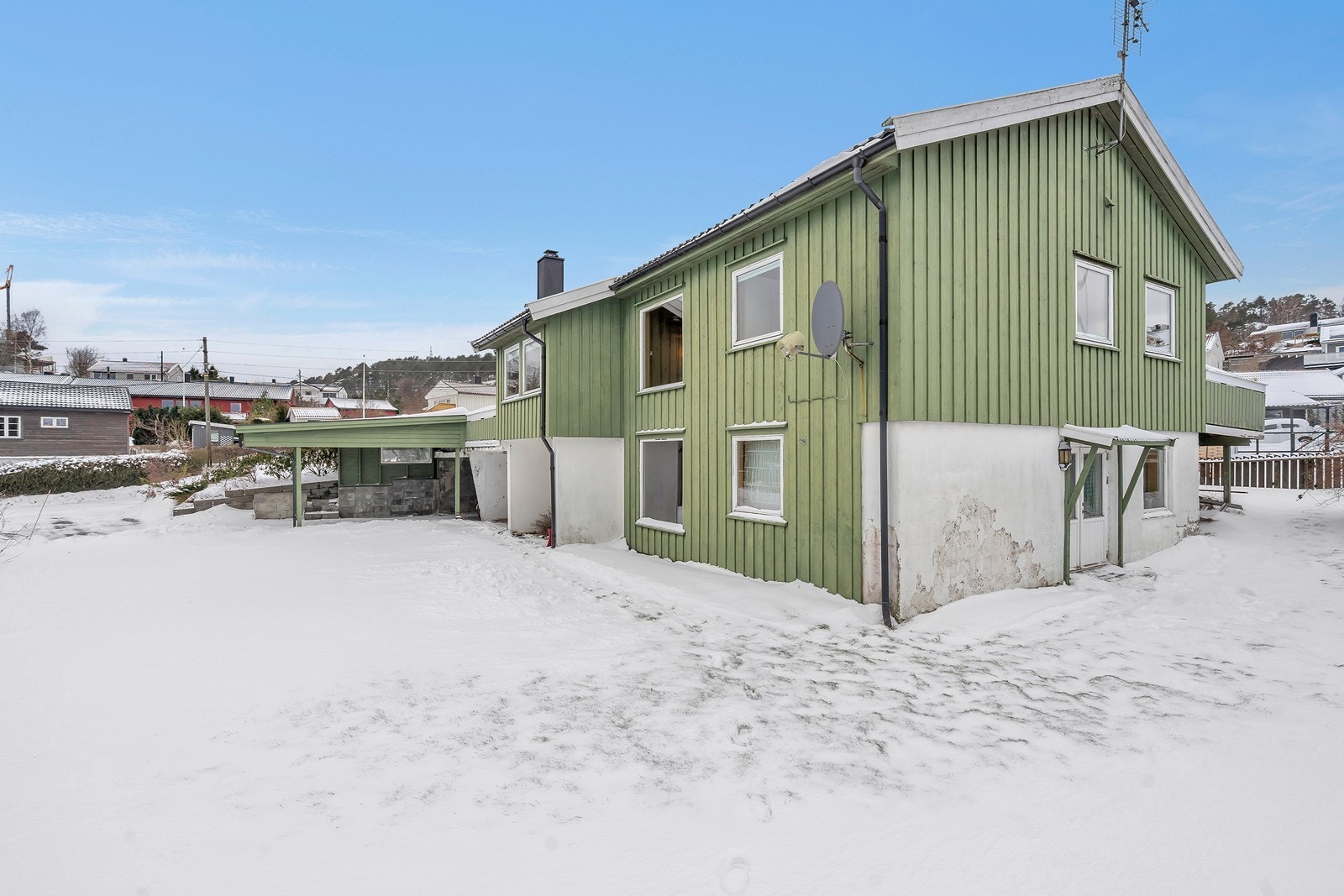 Eiendommen har en romslig tomt med gode utearealer og rikelig med plass rundt boligen. Galleribilde