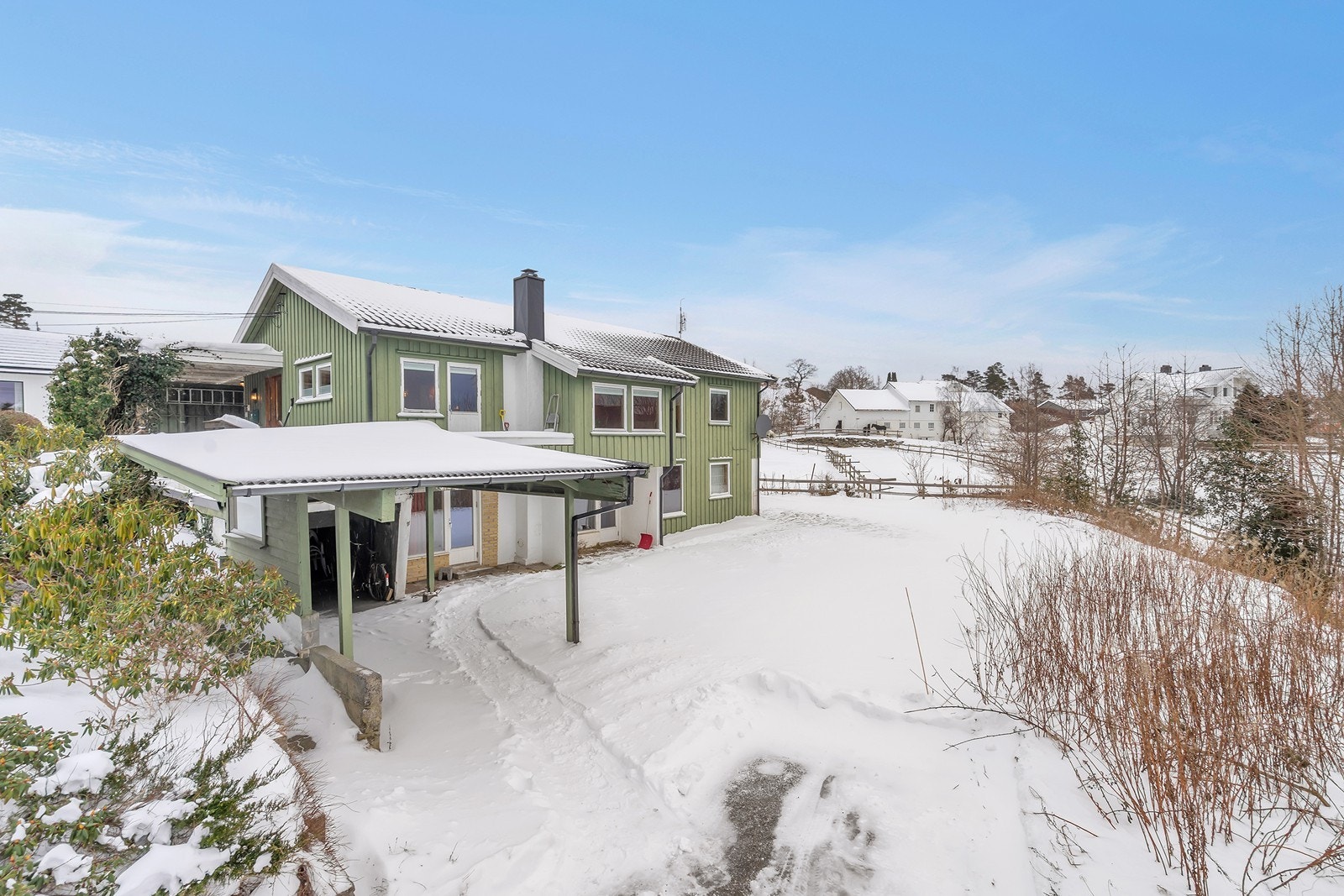 Romslig og innholdsrik enebolig beliggende på en solrik tomt i et etablert boligområde nær sentrum. Galleribilde