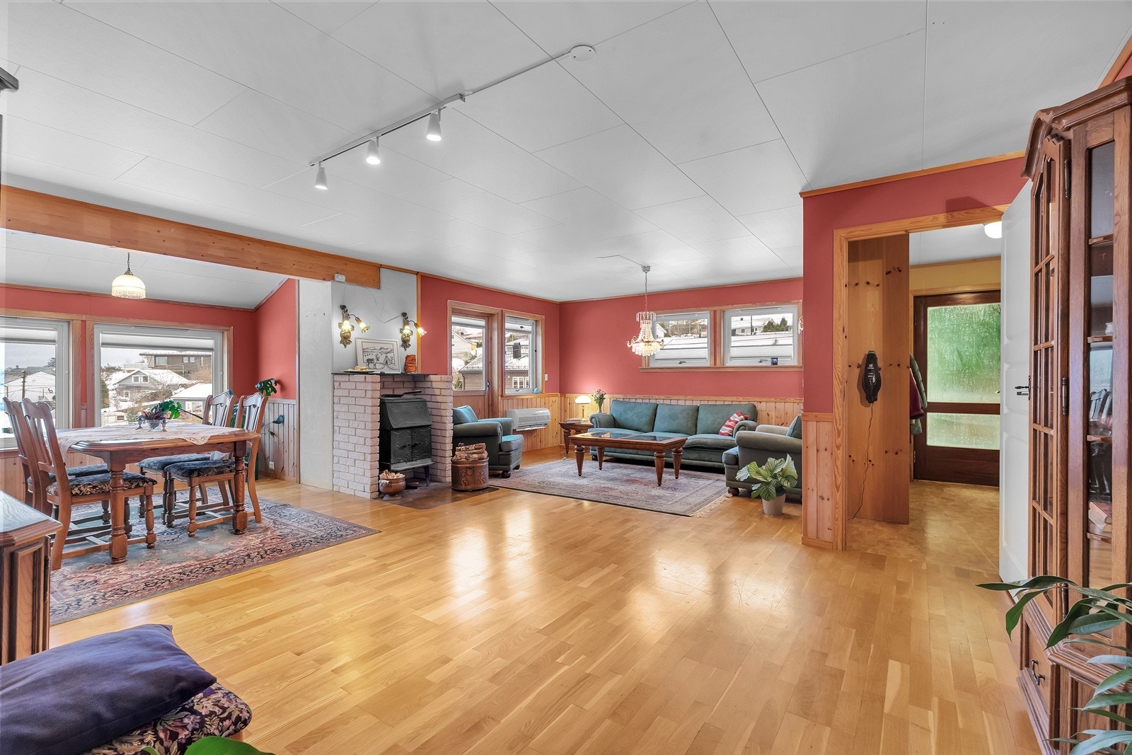 Åpen og romslig stue med gode møbleringsmuligheter. Galleribilde