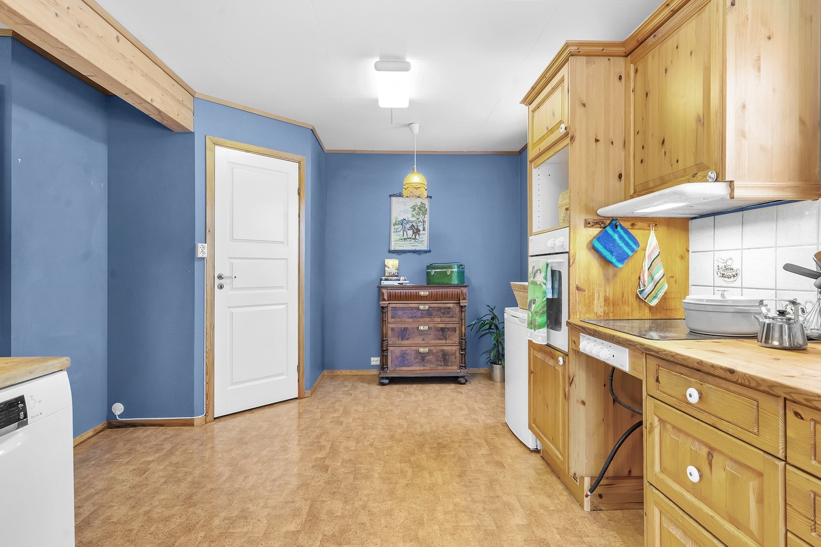 Praktisk matbod i tilknytning til kjøkkenet. Galleribilde