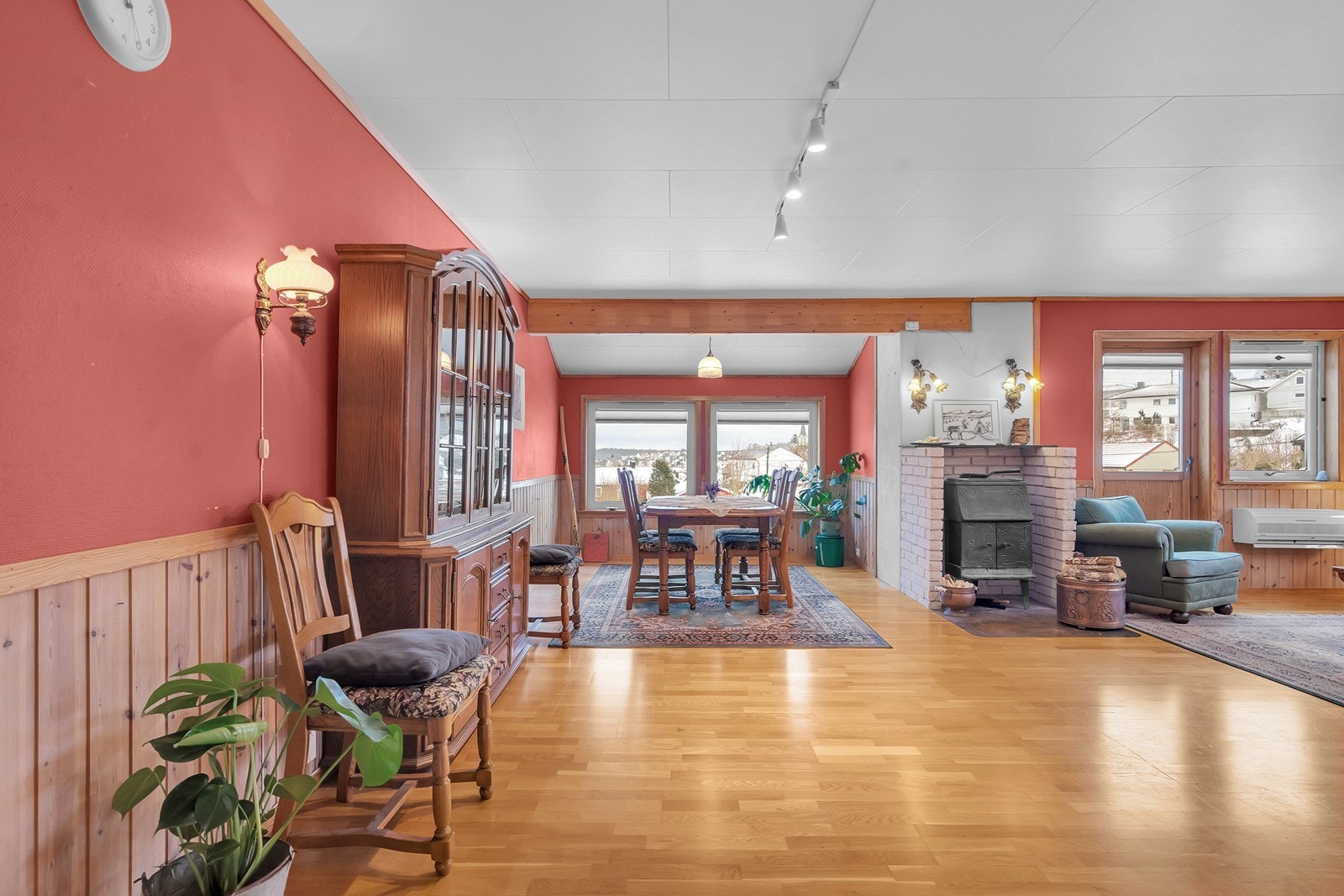 Stuen har naturlig inndeling mellom spise- og oppholdsdel. Galleribilde