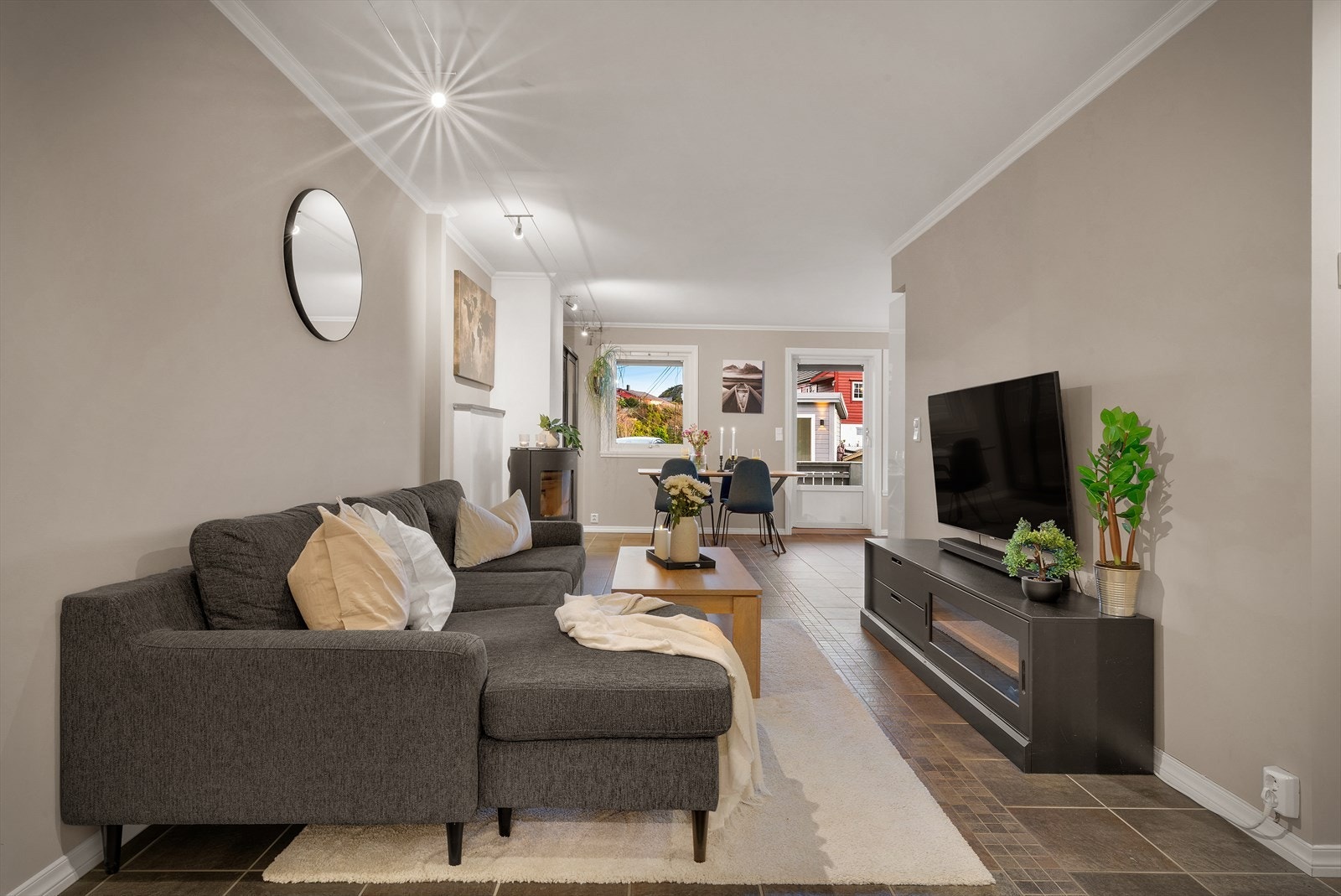 - En enkel stue å møblere. Romslig, delikat og med store veggflater - Galleribilde