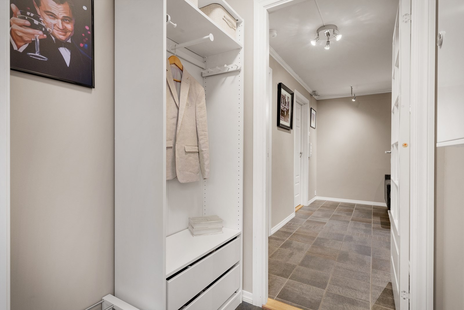 - Velkommen inn i en lys og innbydende entré - Galleribilde