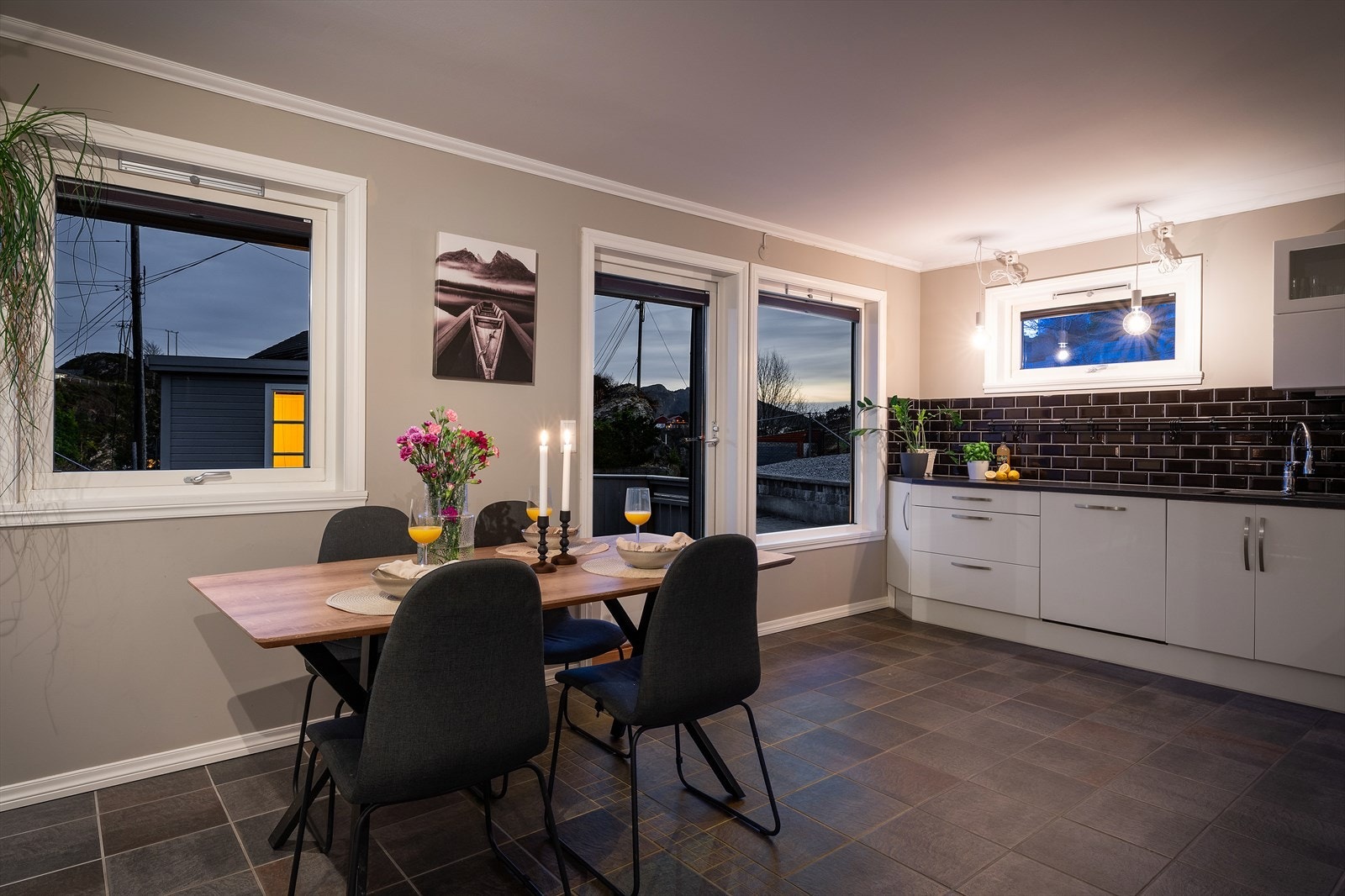 - Med åpen løsning oppleves hele rommet som en sosial sone, hvor du kan holde dialogen gående mens du disker opp til deilig middag - Galleribilde