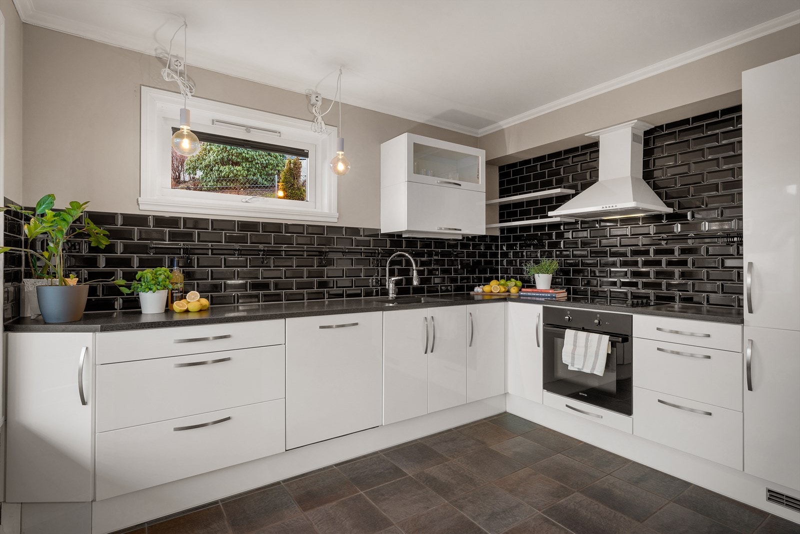 - Ny eier får gleden av integrert stekeovn, platetopp, oppvaskmaskin, kombiskap (kjøl/frys) og ventilator - Galleribilde