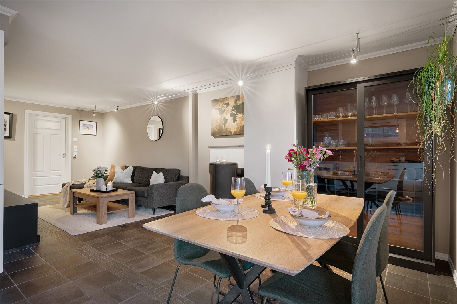 - Stuen har praktisk planløsning med god plass til spisebord og sofa i hver sin naturlige sone - Galleribilde