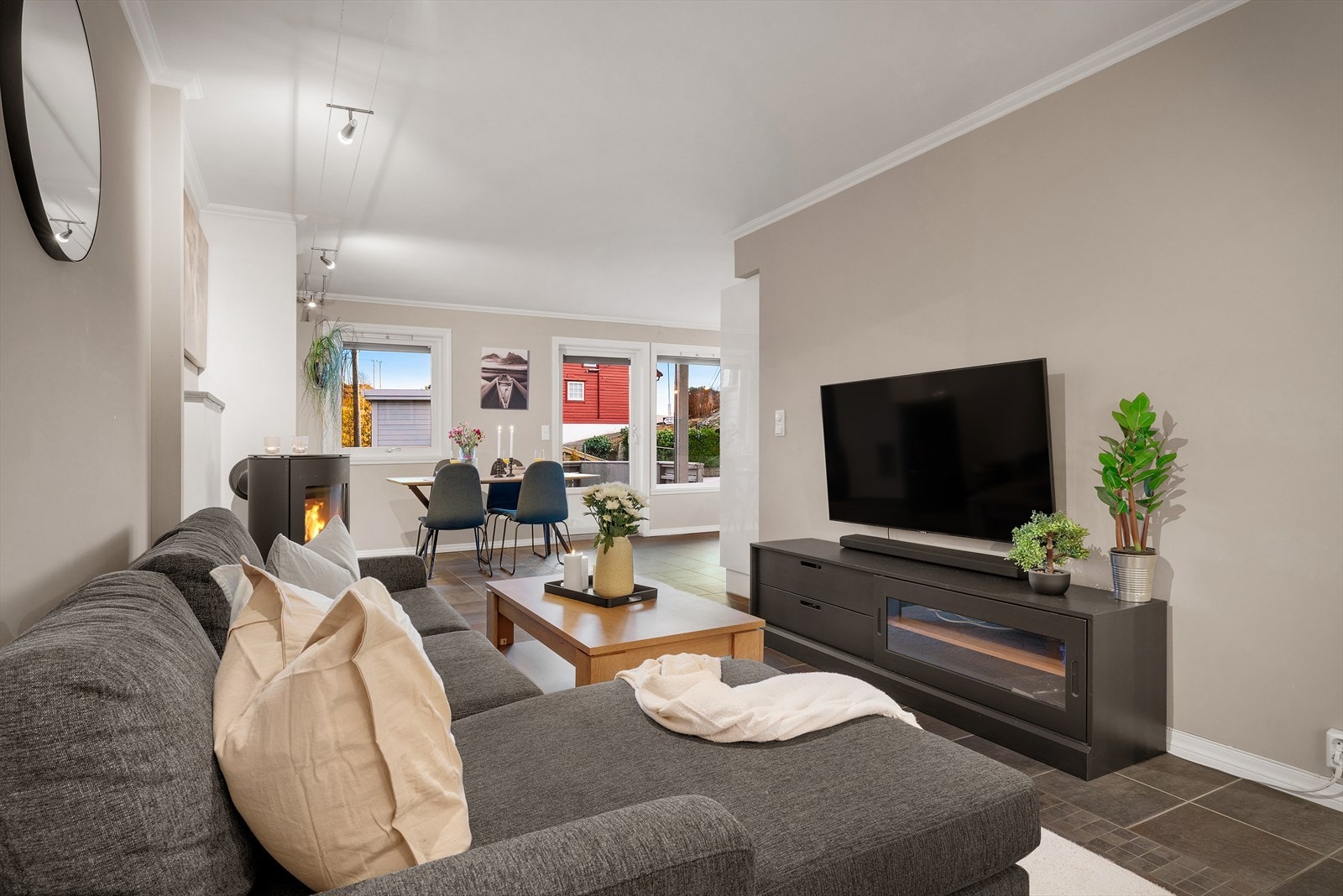 - Innvendig måler boligen 62 m². Her har man god plass til sofagruppe, spisegruppe og annen ønskelig innredning - Galleribilde