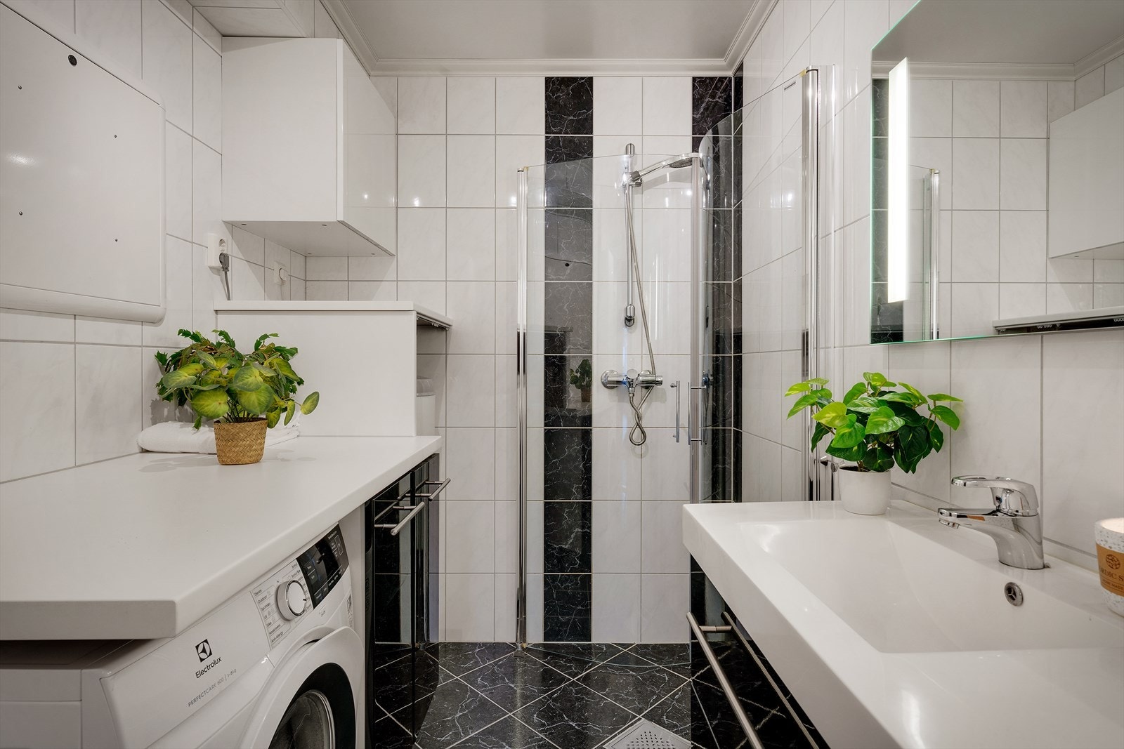 - Badet måler 5,5 m² og har behagelig gulvvarme - Galleribilde