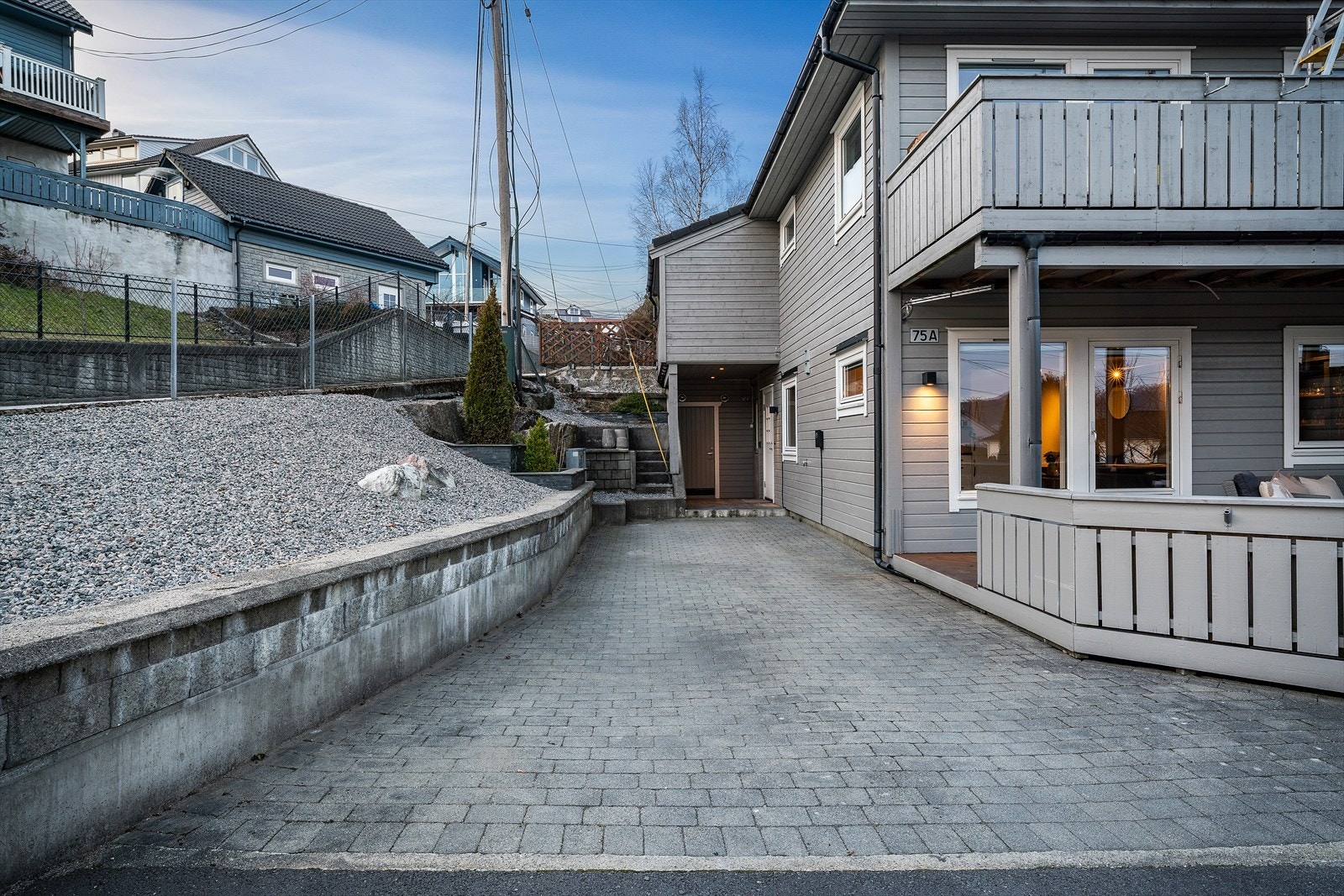 - Like utenfor inngangsdøren har du en biloppstillingsplass med elbil-lader - Galleribilde